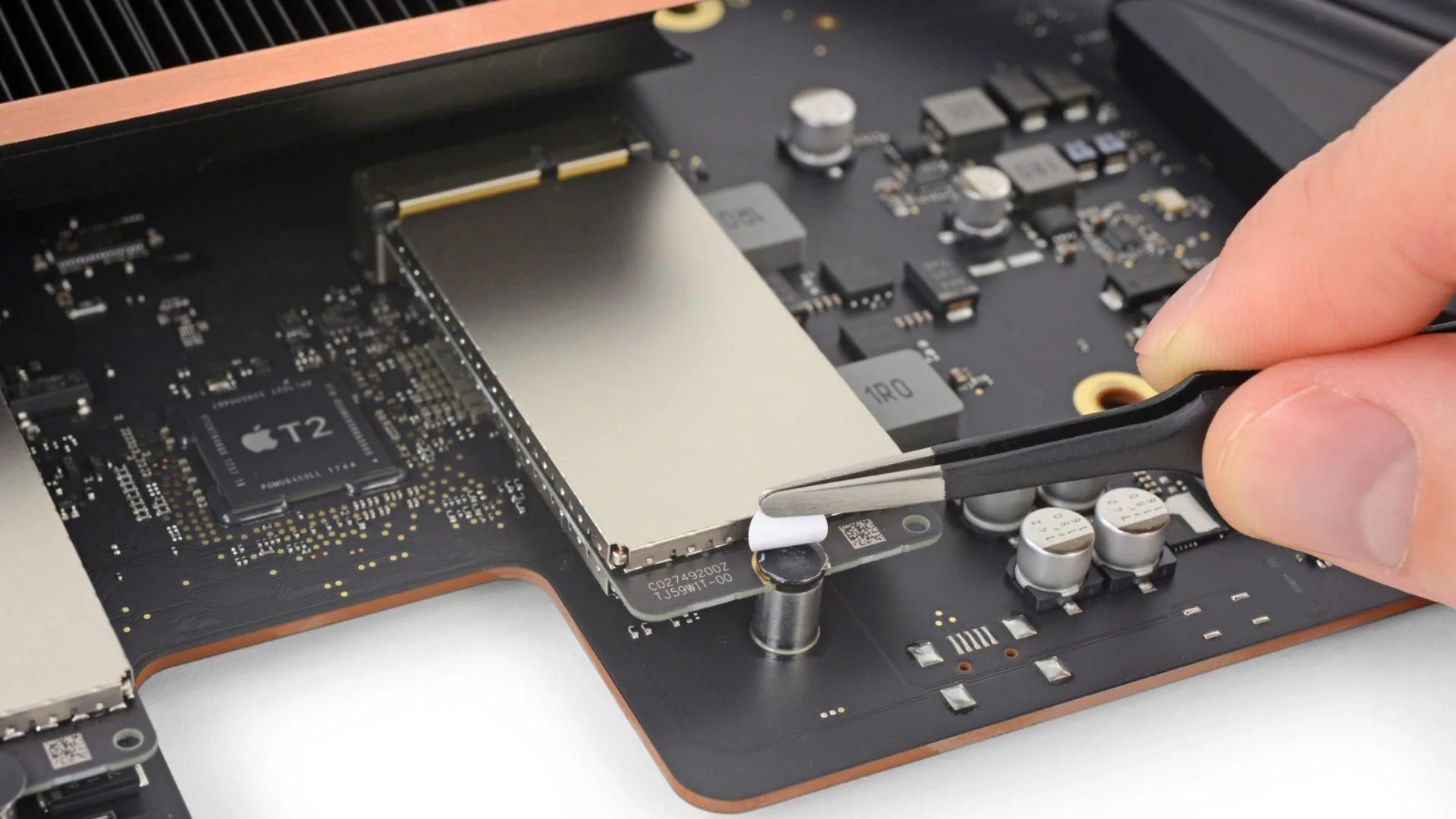 iFixit mổ xẻ chi tiết bên trong chiếc iMac Pro all-in-one mạnh mẽ