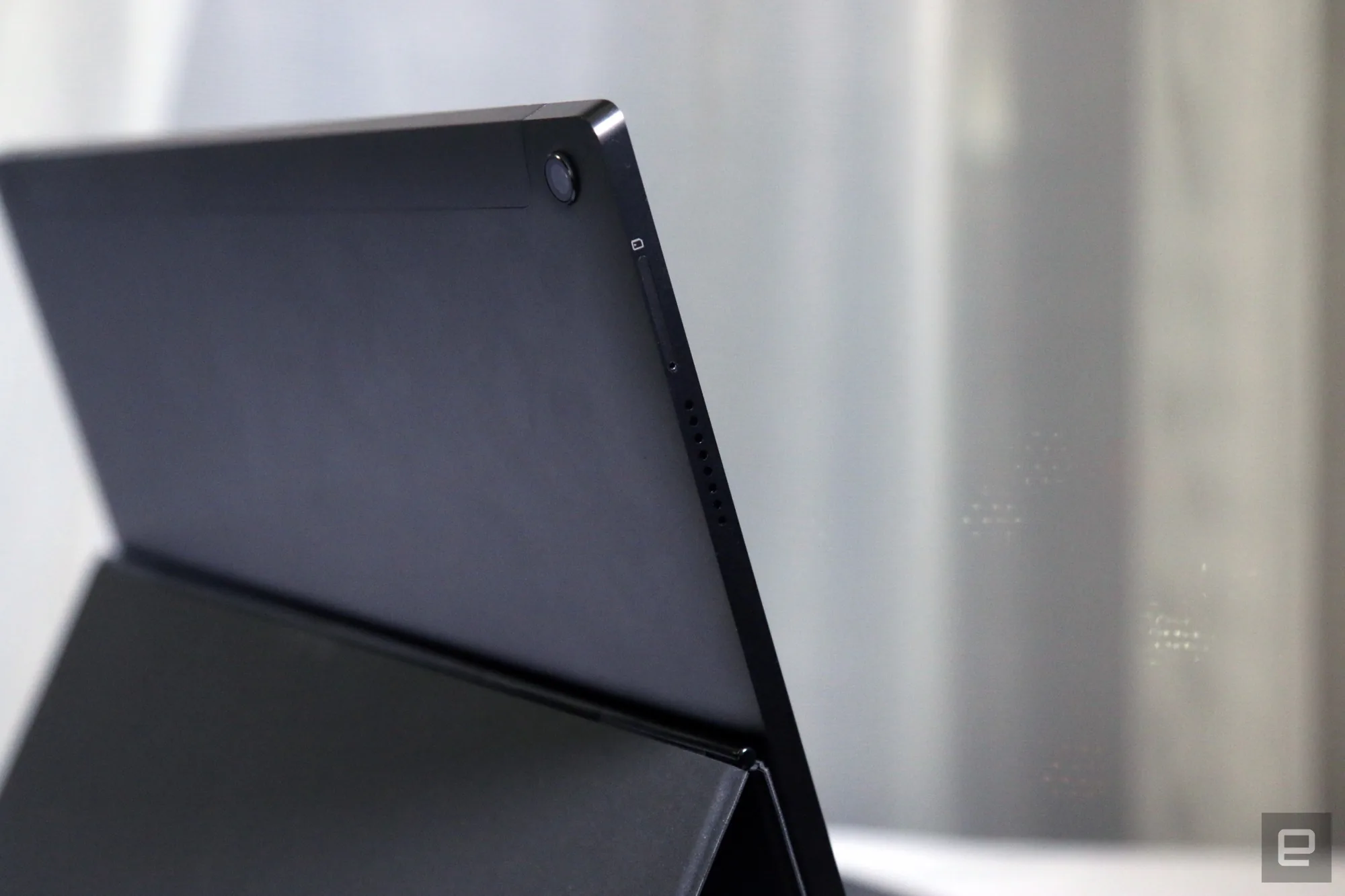 Ảnh trên tay Lenovo Miix 630: bàn phím chắc chắn và tích hợp Snapdragon 835