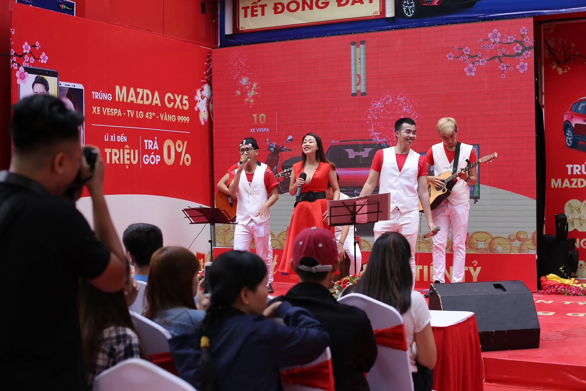 FPT Shop trao chiếc Mazda CX5 đầu tiên cho khách hàng may mắn trong chương trình “Tết FPT Shop – Rinh xe tiền tỷ”