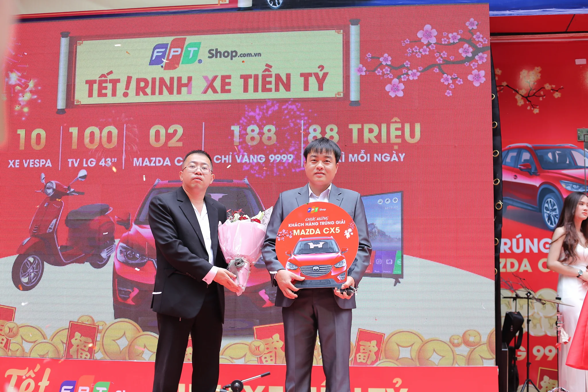 FPT Shop trao chiếc Mazda CX5 đầu tiên cho khách hàng may mắn trong chương trình “Tết FPT Shop – Rinh xe tiền tỷ”