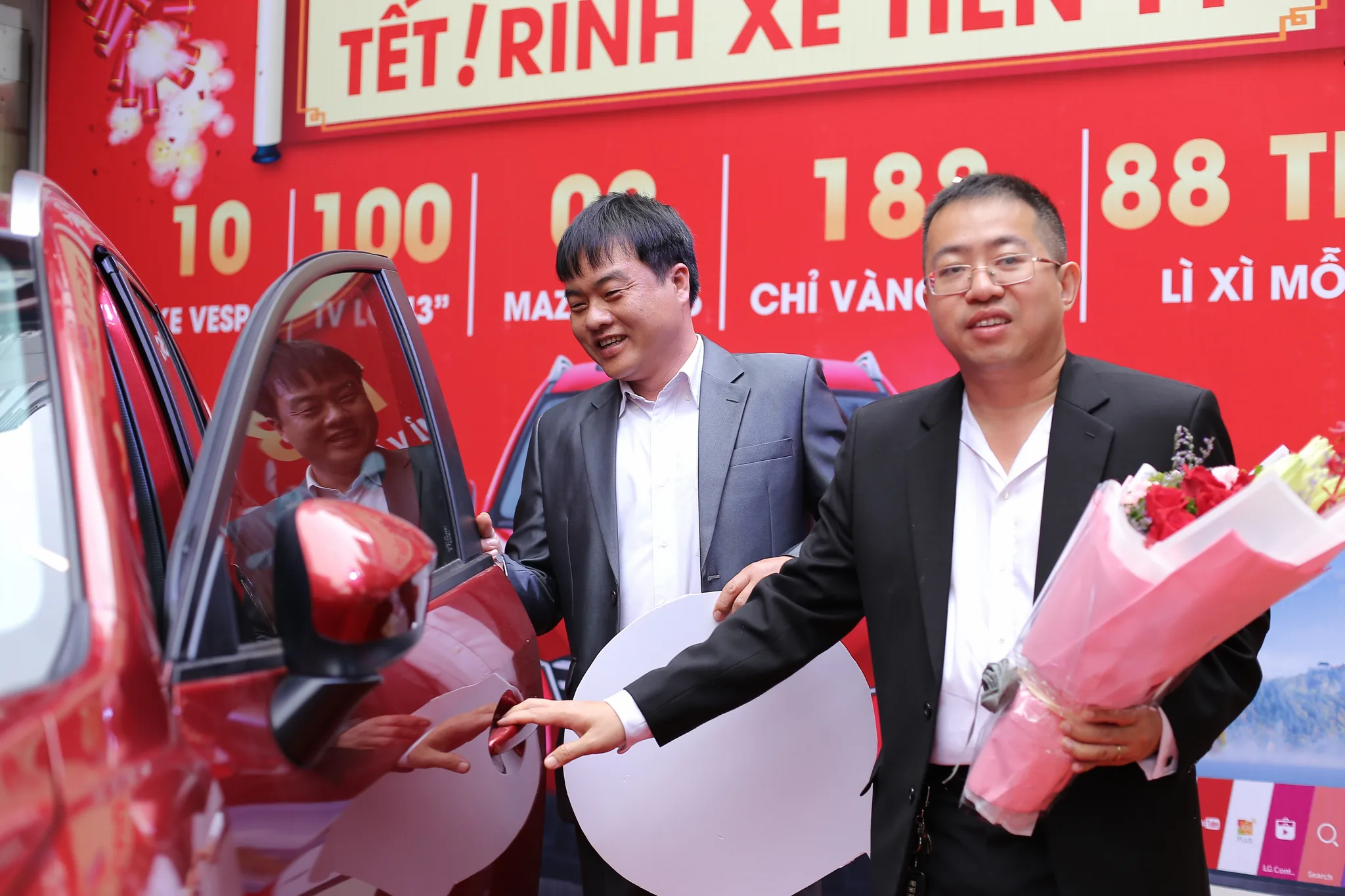 FPT Shop trao chiếc Mazda CX5 đầu tiên cho khách hàng may mắn trong chương trình “Tết FPT Shop – Rinh xe tiền tỷ”