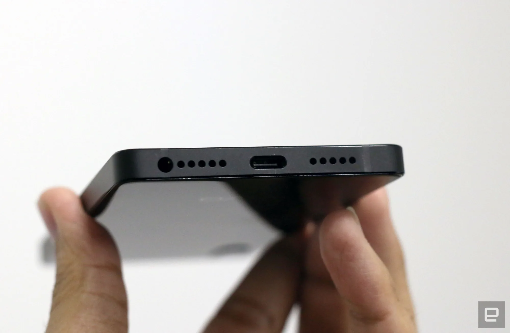 Concept Vivo APEX: có camera selfie tự trồi lên khi cần và cảm biến vân tay dưới màn hình