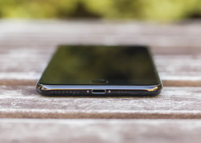 Sau một đêm ngủ dậy iPhone bật không lên, phải làm gì đây?