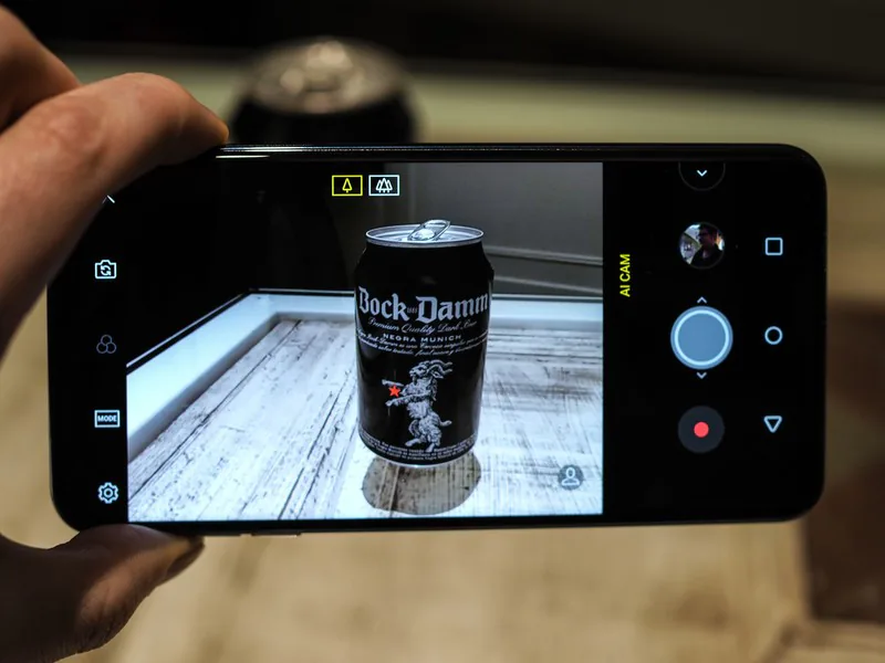 Hình ảnh đầu tiên về phiên bản nâng cấp LG V30S: Rượu mới bình cũ?