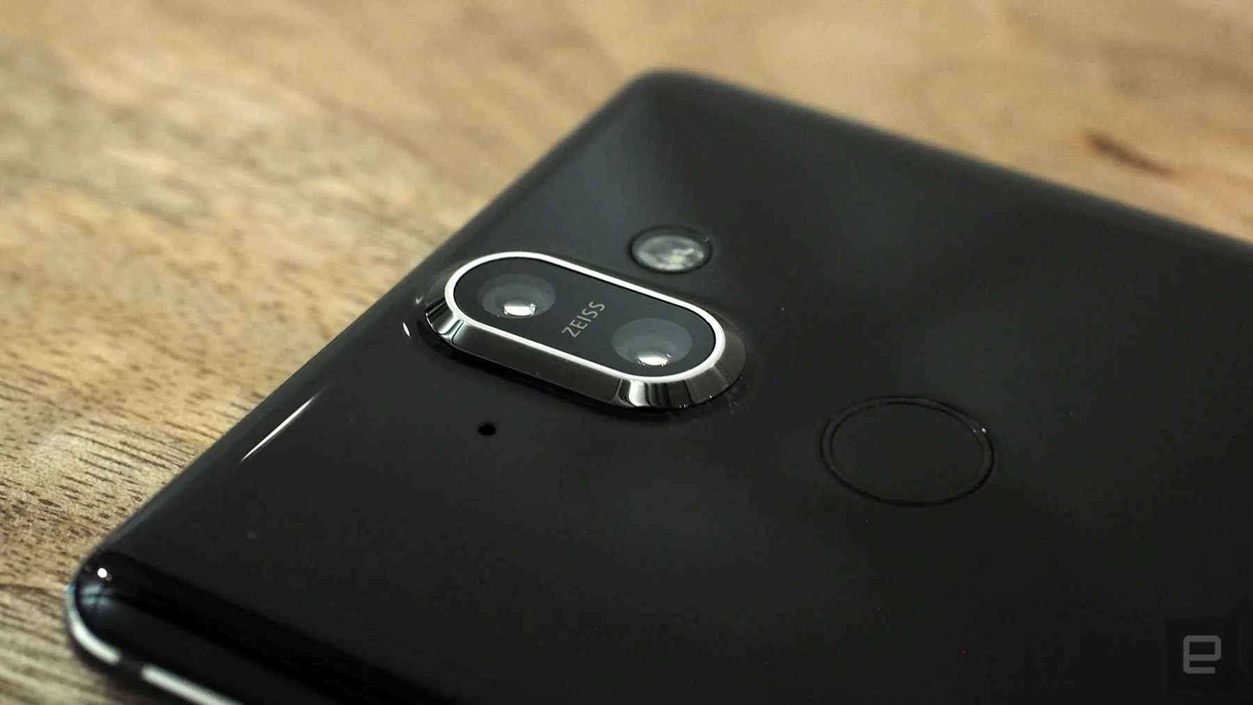 Nokia 8 phiên bản Sirocco bất ngờ ra mắt với thiết kế 95% thân máy được bao phủ bằng kính