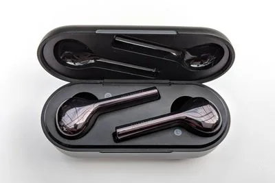 Huawei FreeBuds sao chép Apple AirPods, gấp đôi thời lượng pin