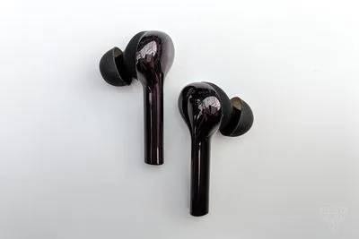 Huawei FreeBuds sao chép Apple AirPods, gấp đôi thời lượng pin
