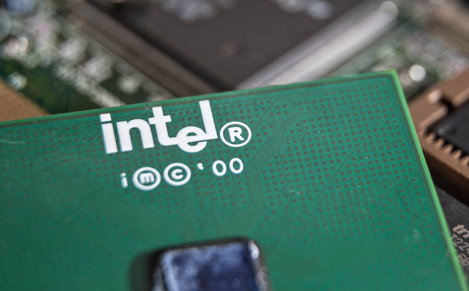 Intel vá lỗ hổng ‘Meltdown’ bằng cách thiết kế lại bộ vi xử lý thế hệ thứ 8 của mình