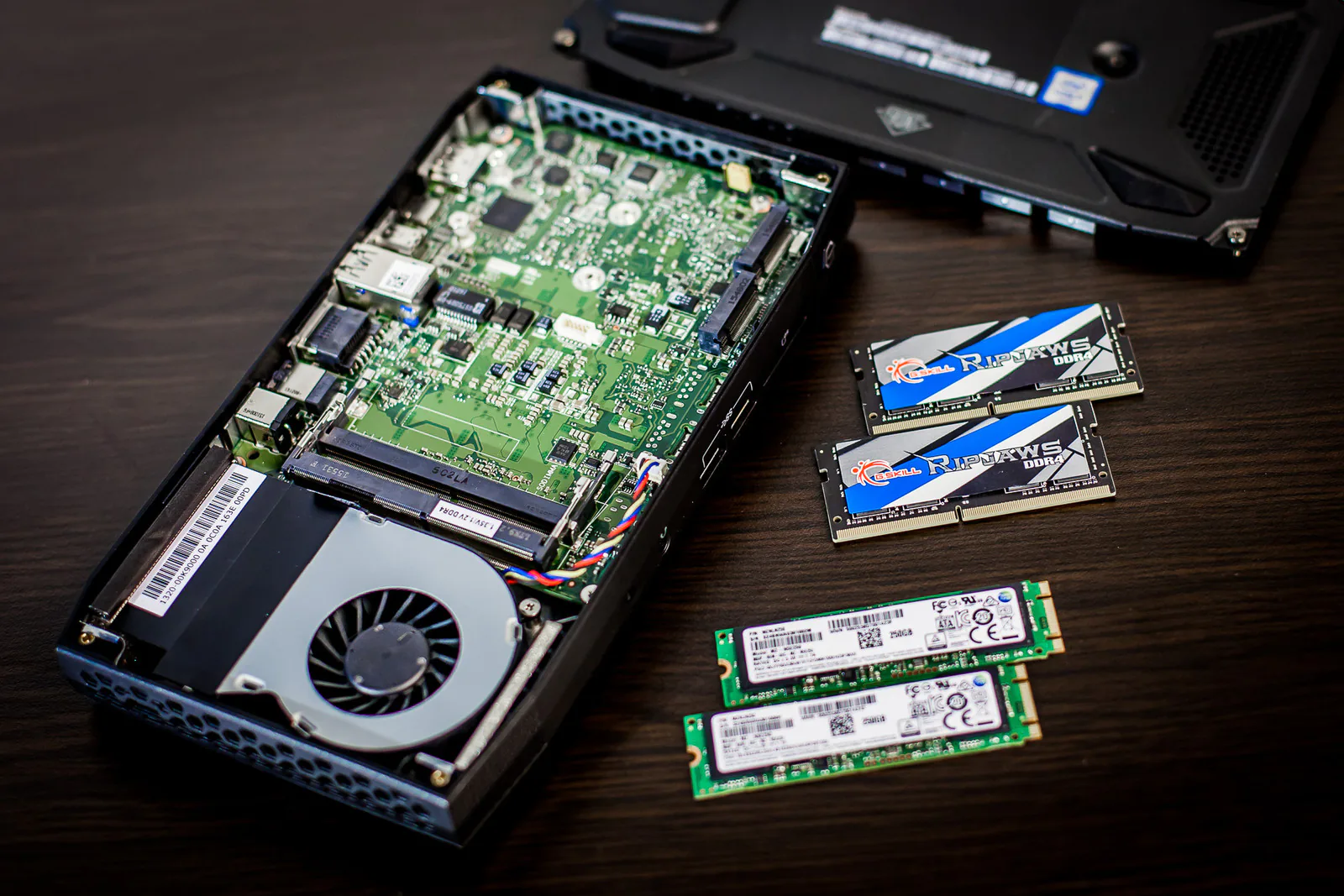 Những thứ cần trang bị thêm khi mua máy tính siêu nhỏ Intel N.U.C