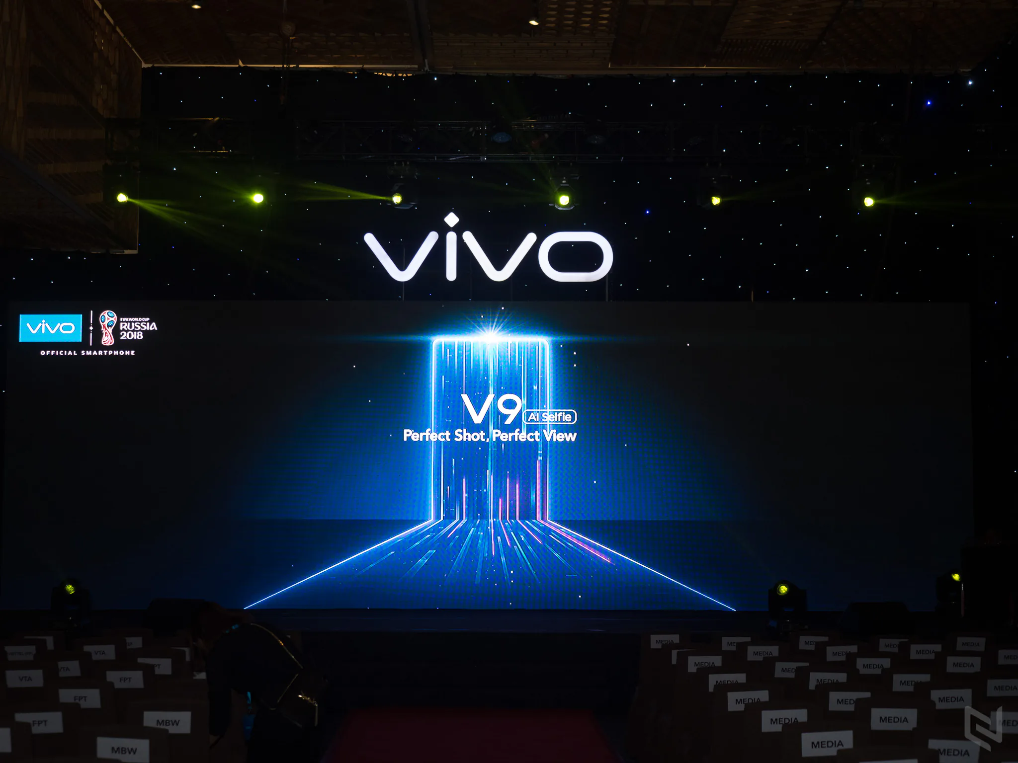 Tiếp tục xu hướng tai thỏ, Vivo chính thức ra mắt V9 với giá 7.990.000