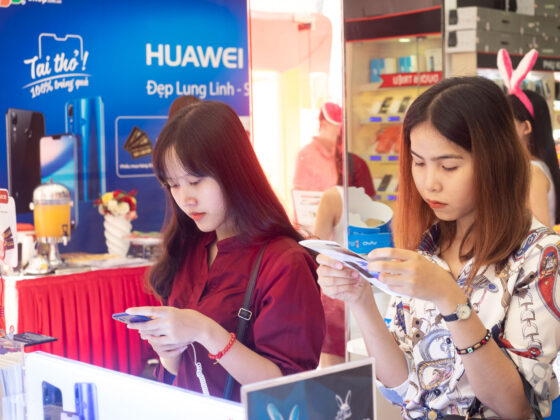 Huawei Nova 3e chính thức được giao cho khách hàng đặt trước, hơn 70% chọn màu xanh ánh biển