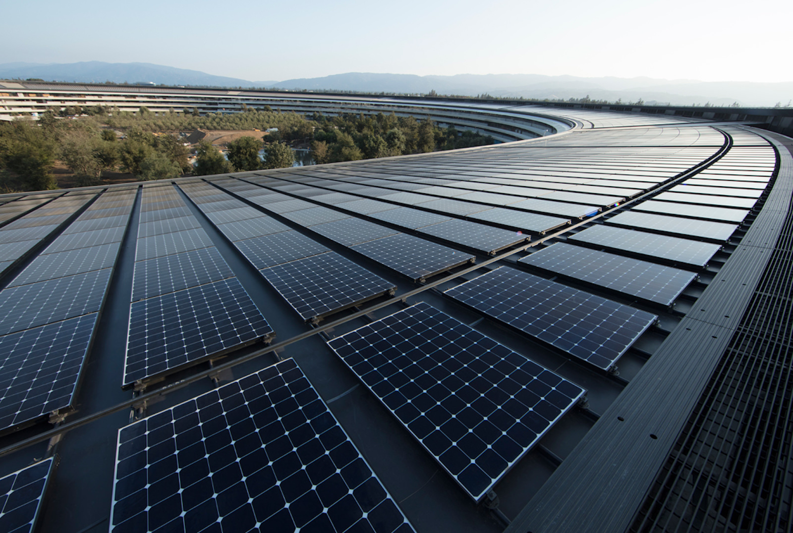 Apple chính thức sử dụng 100% năng lượng tái tạo trên toàn thế giới