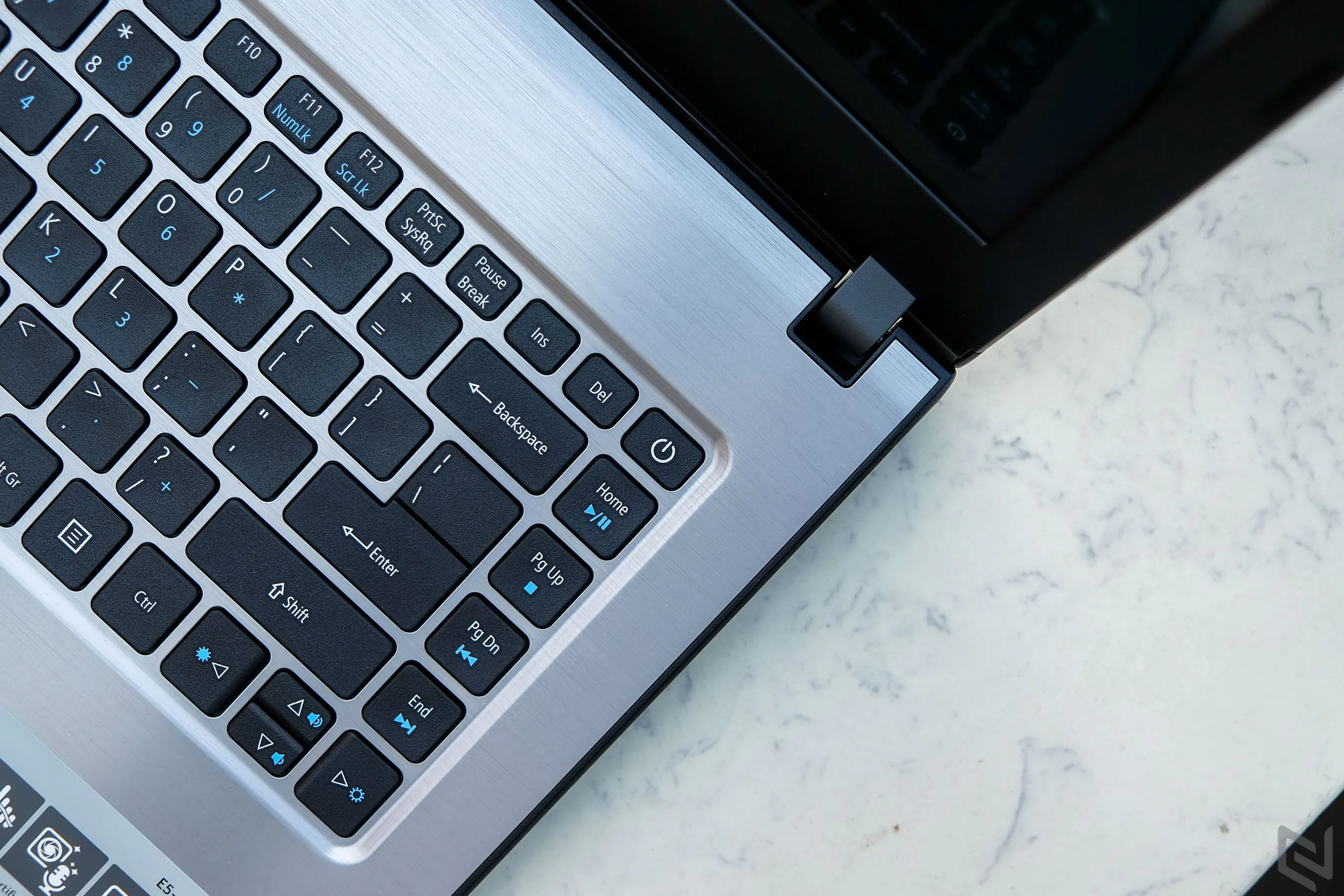 Đánh giá Acer Aspire E5-476: Sở hữu vi xử lí mới nhất chỉ với 10 triệu đồng
