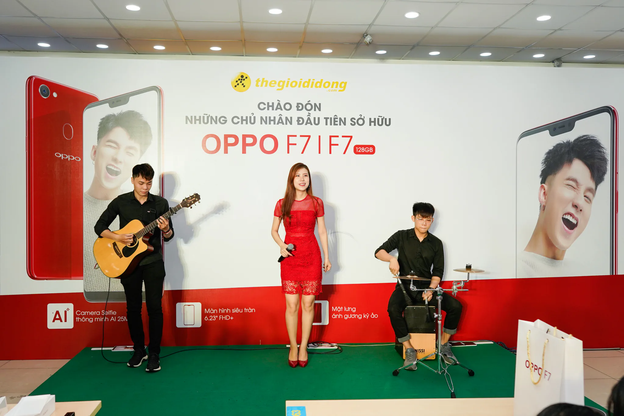 Hơn 27.000 đơn đặt cọc OPPO F7 sẽ được giao máy từ hôm nay