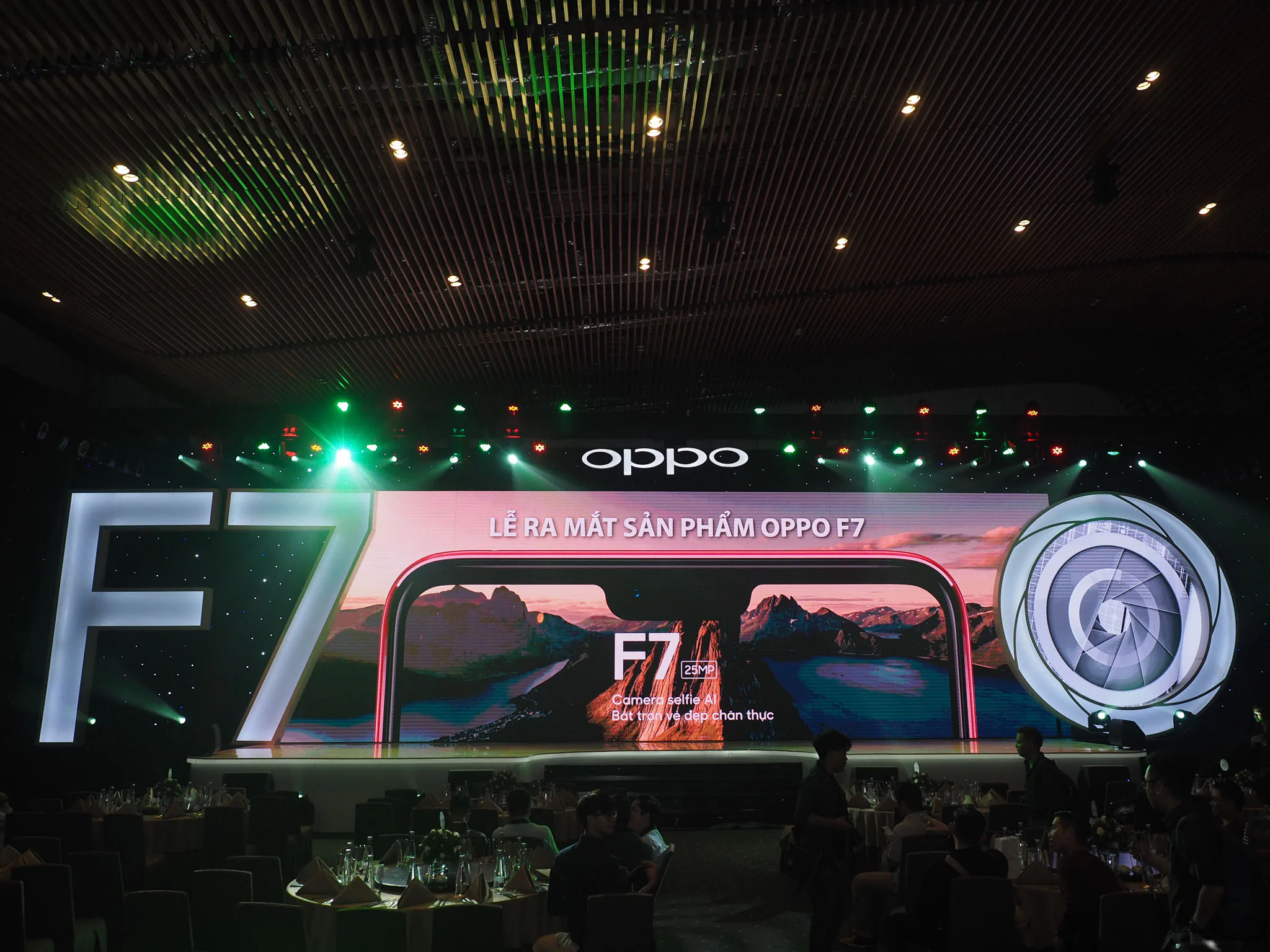 OPPO F7 chính thức được giới thiệu tại thị trường Việt Nam với giá từ 7.990.000