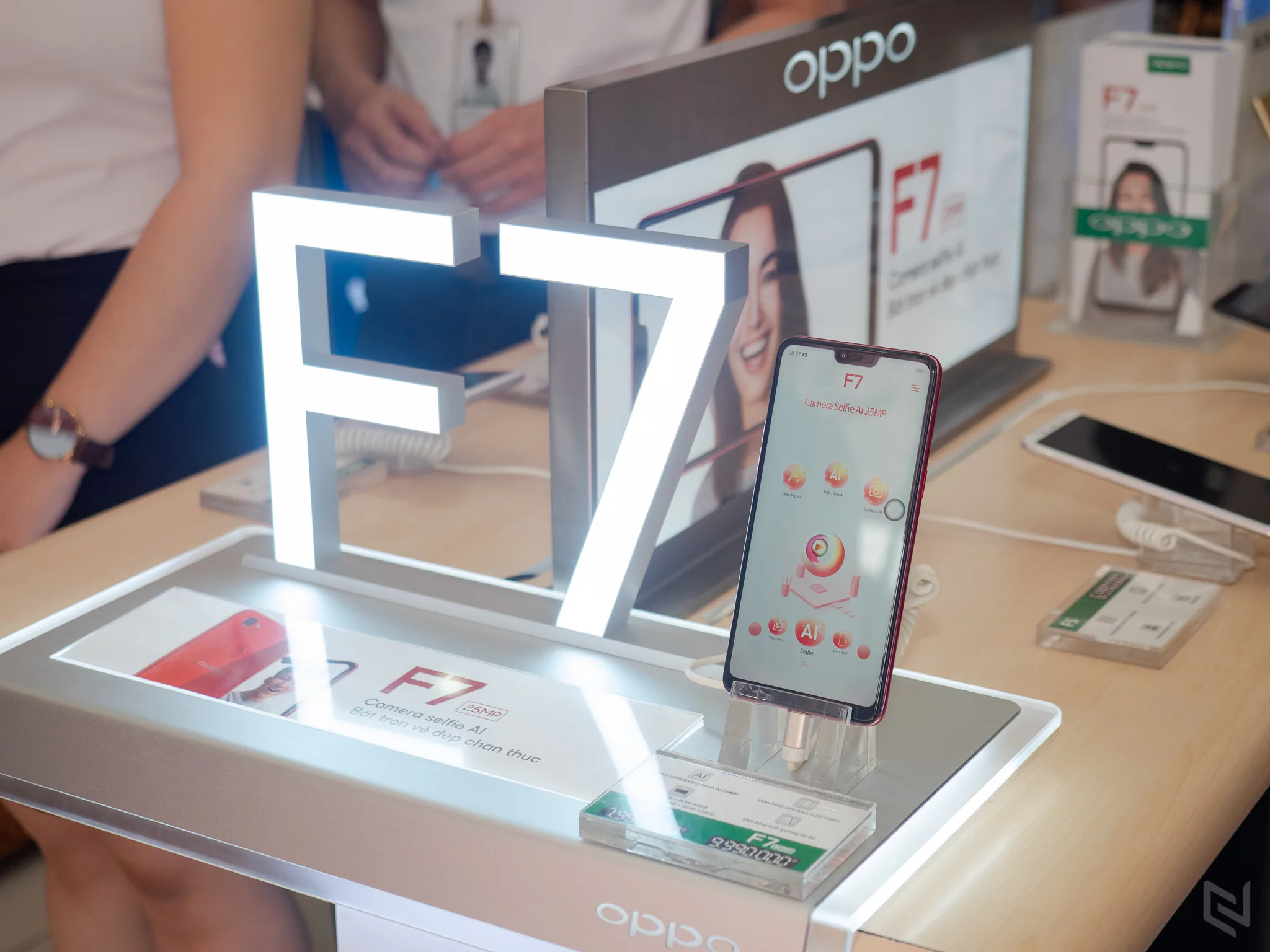 Hơn 27.000 đơn đặt cọc OPPO F7 sẽ được giao máy từ hôm nay