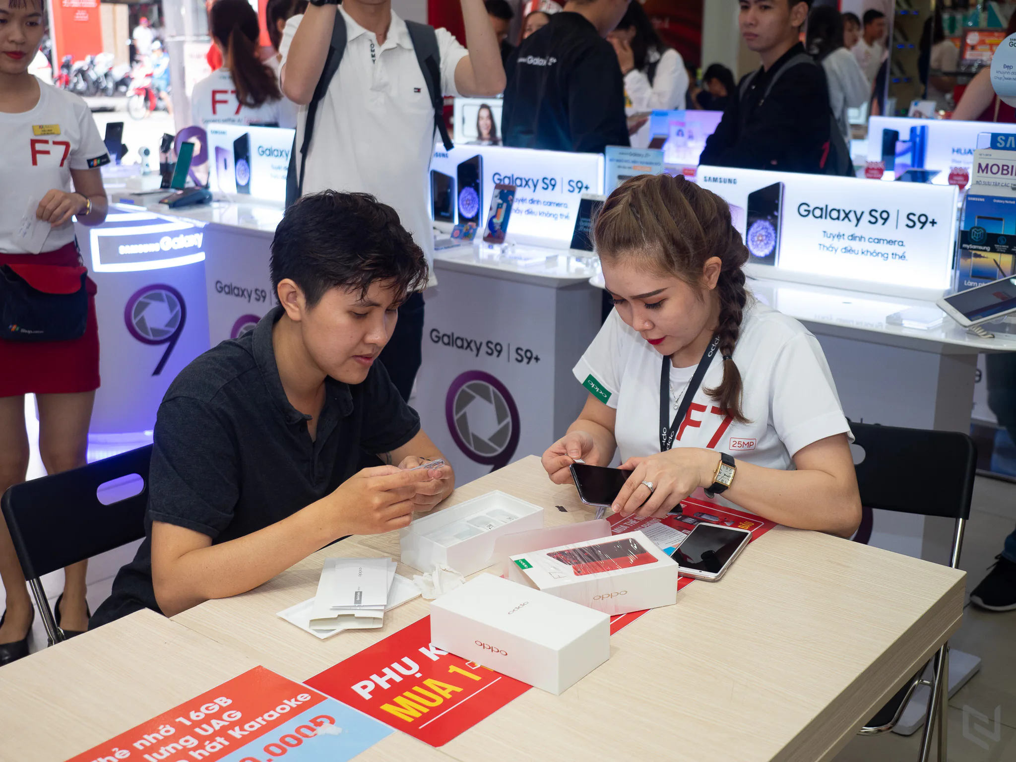 Hơn 27.000 đơn đặt cọc OPPO F7 sẽ được giao máy từ hôm nay