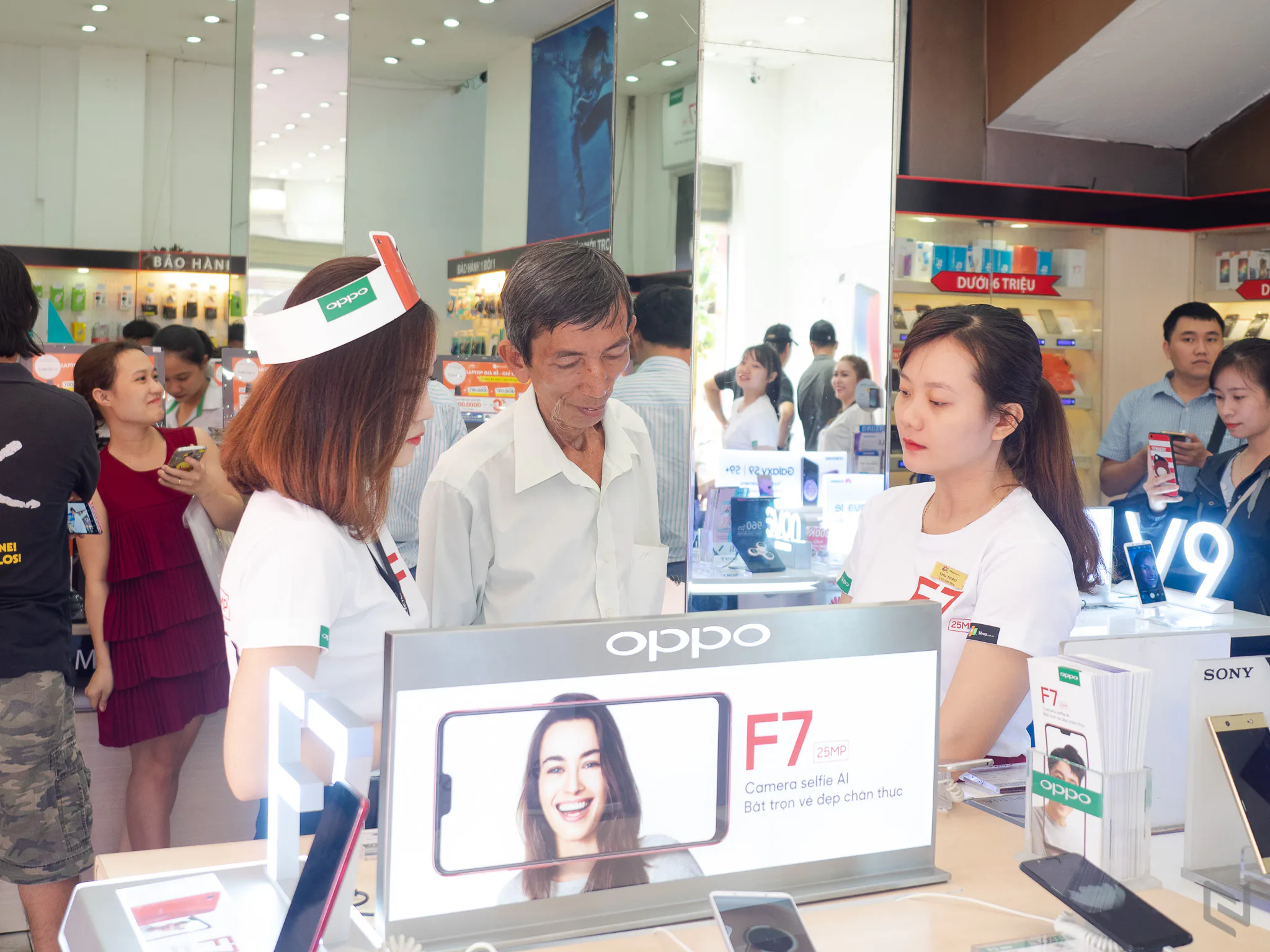 Hơn 27.000 đơn đặt cọc OPPO F7 sẽ được giao máy từ hôm nay