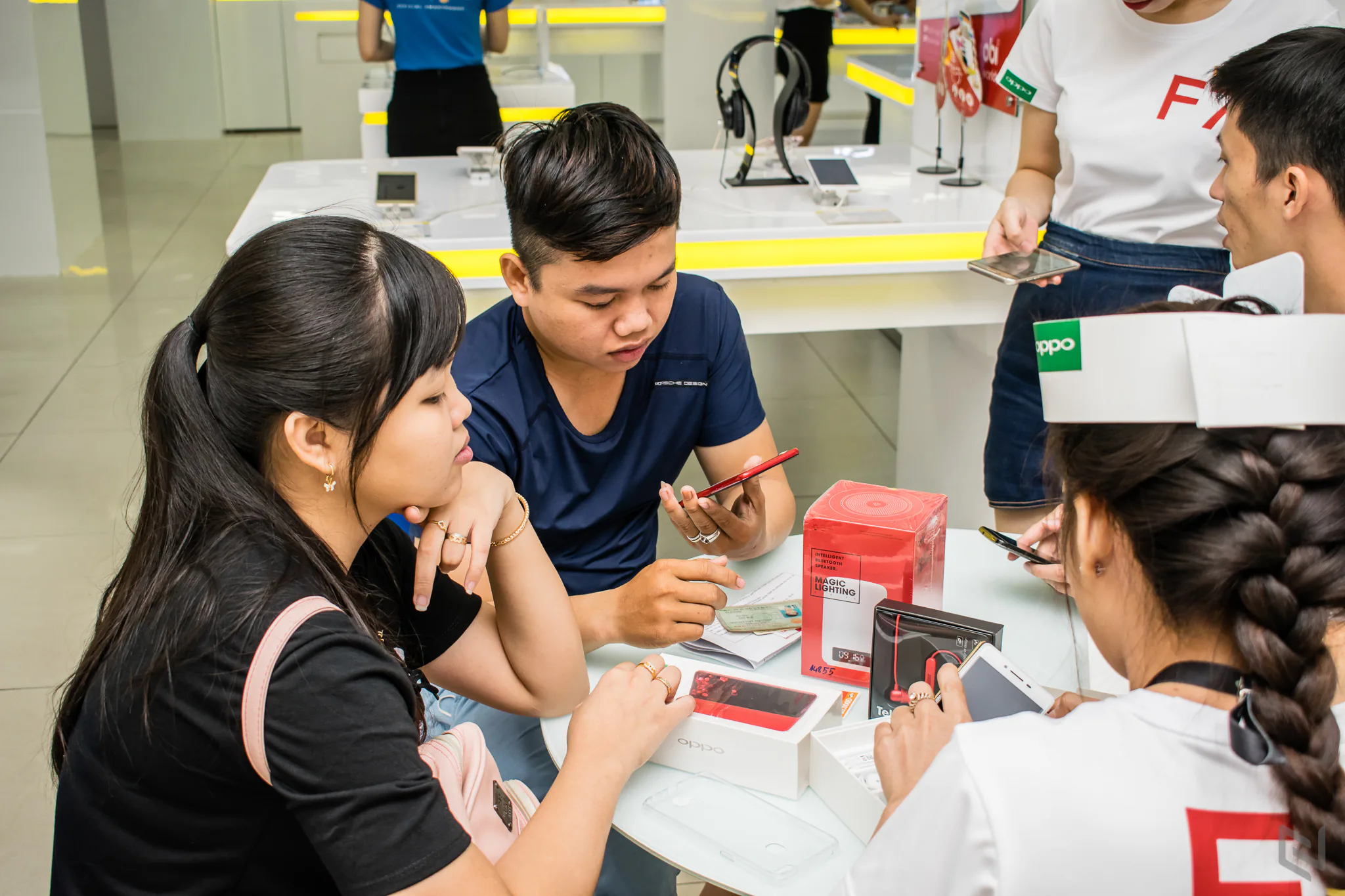 Hơn 27.000 đơn đặt cọc OPPO F7 sẽ được giao máy từ hôm nay