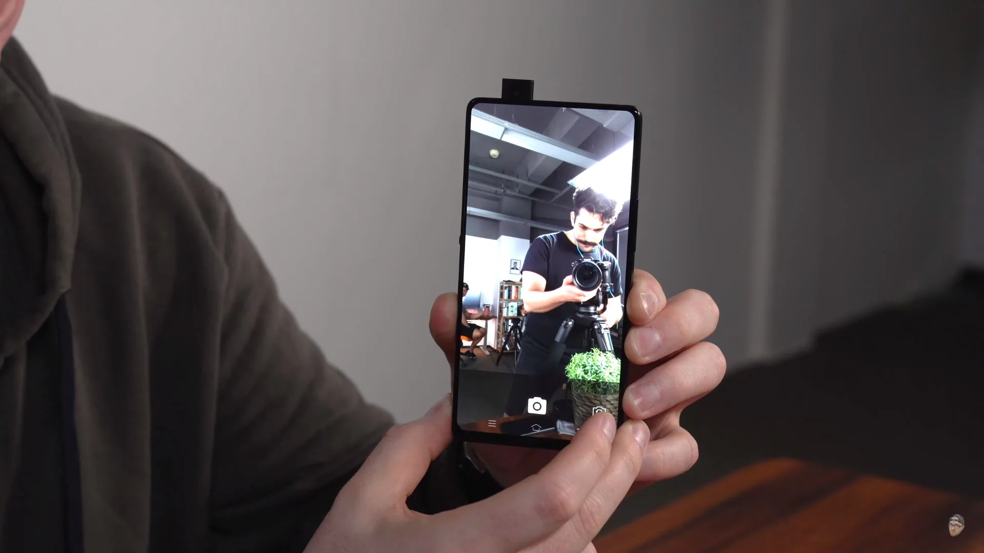 Unbox Therapy đánh giá Vivo Apex, điện thoại màn hình tràn viền đúng nghĩa
