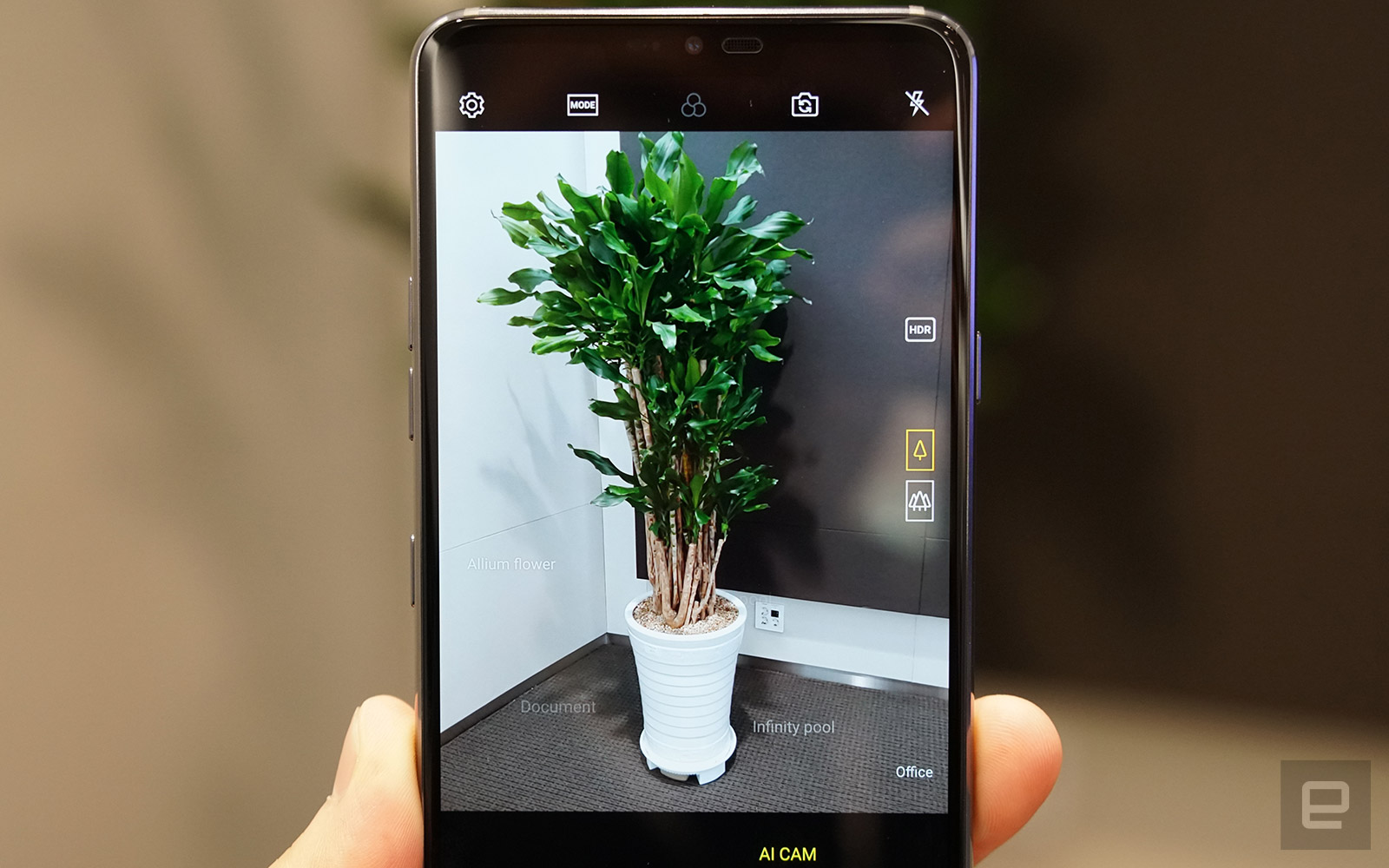 Trên tay LG G7 ThinQ: Màn hình đẹp, loa to cùng với nút vật lý dành riêng cho Google Assistant