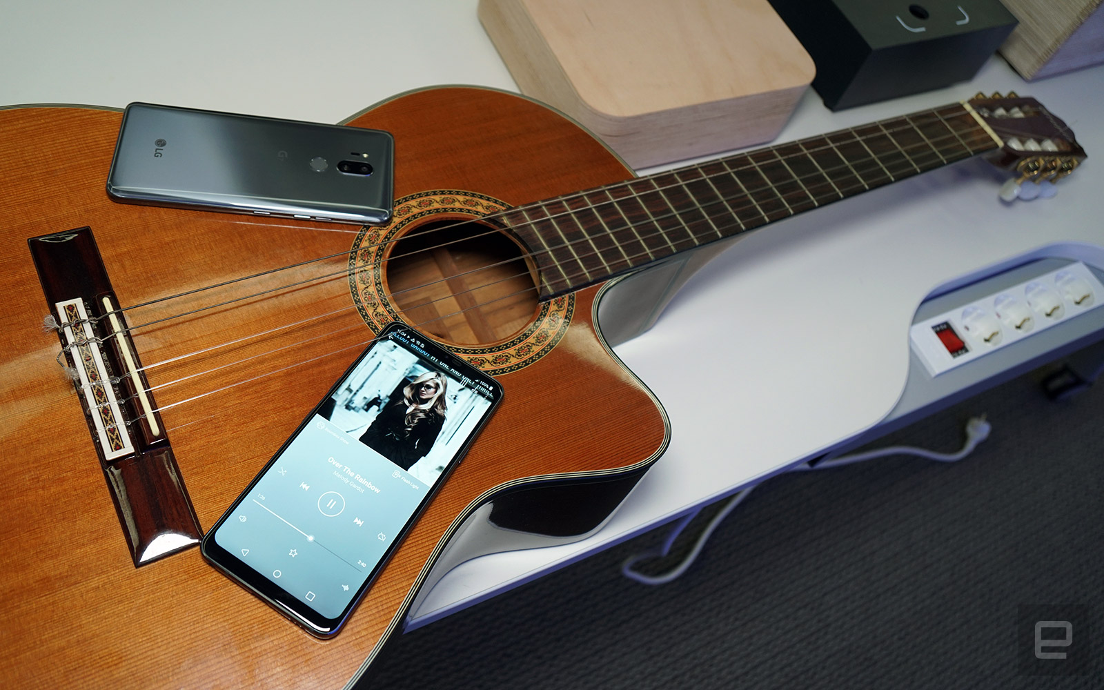 Trên tay LG G7 ThinQ: Màn hình đẹp, loa to cùng với nút vật lý dành riêng cho Google Assistant