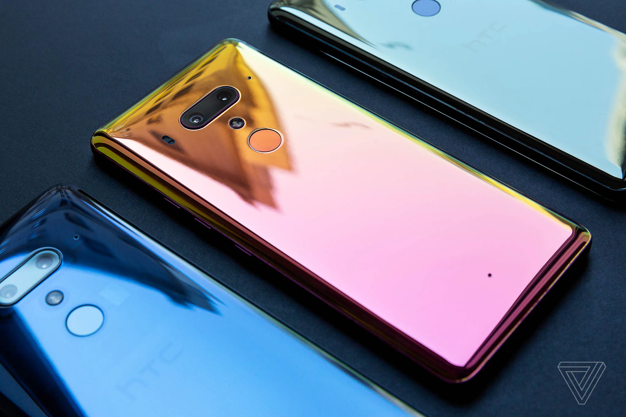 HTC U12+ ra mắt, 4 camera, màn hình 6-inch 2K, 2 lựa chọn màu sắc mới ấn tượng, không có tai thỏ