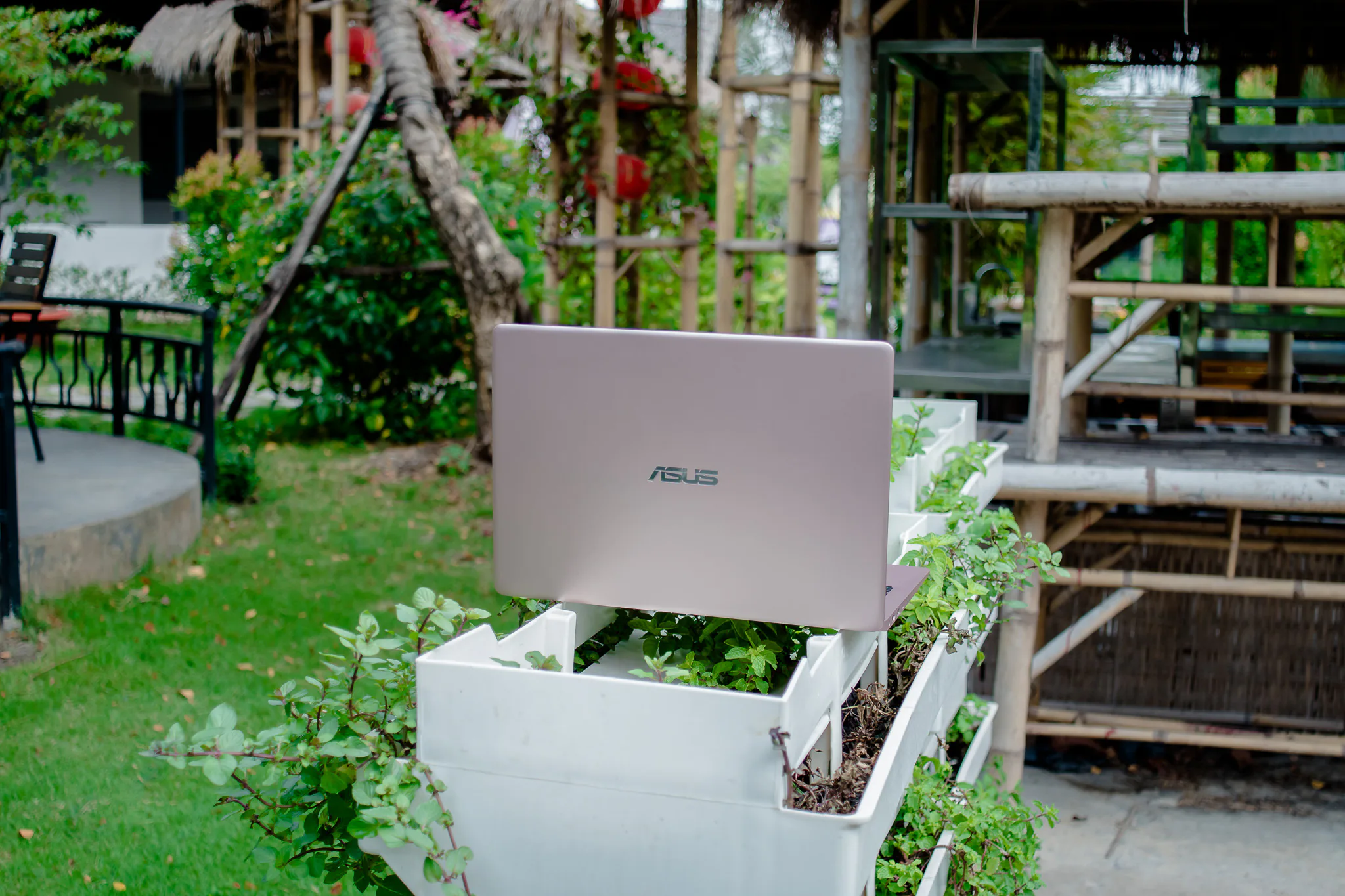 Trên tay ASUS ZenBook 13 UX331UAL: Nhẹ 985g, CPU thế hệ thứ 8, pin 15 tiếng