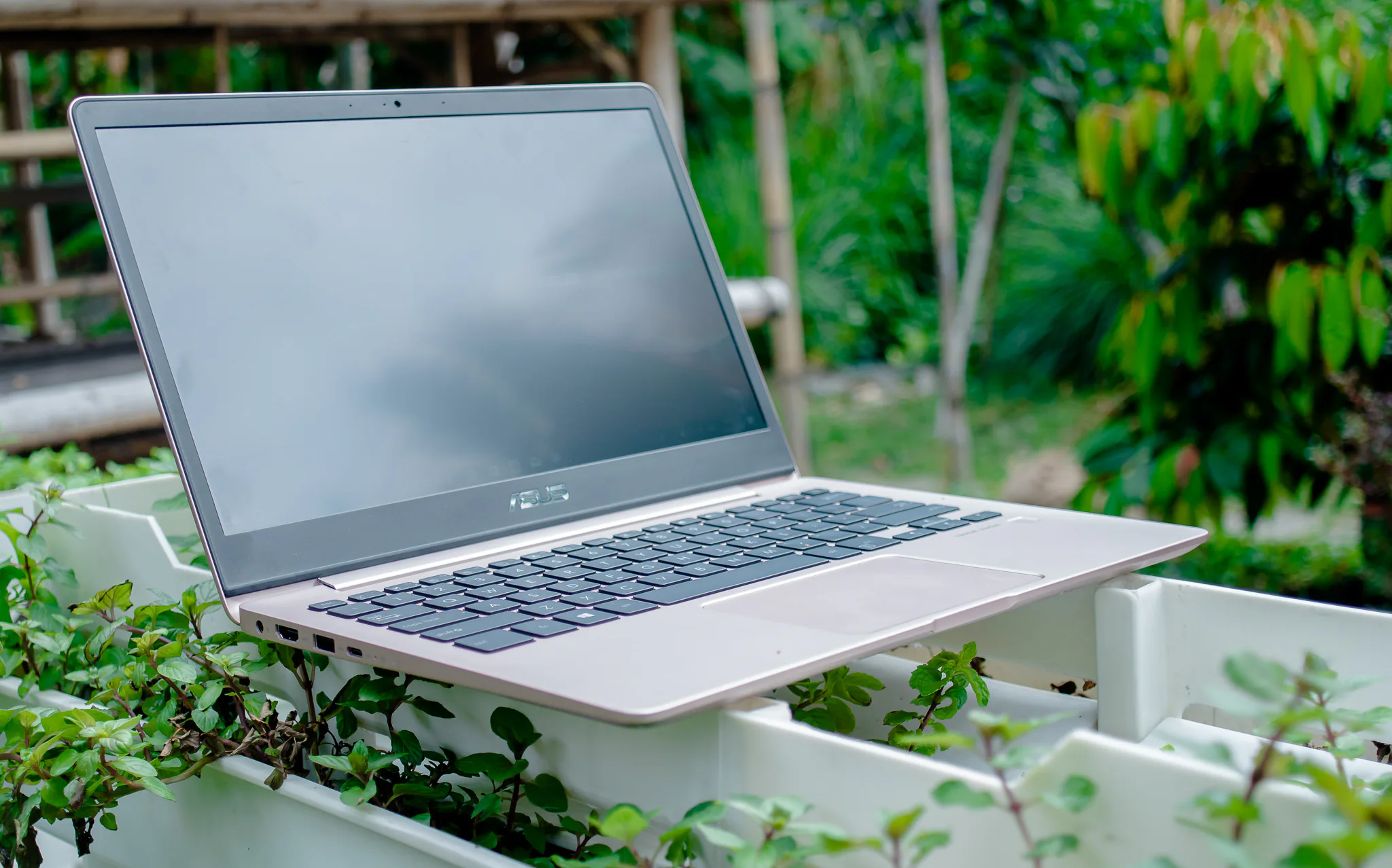 Trên tay ASUS ZenBook 13 UX331UAL: Nhẹ 985g, CPU thế hệ thứ 8, pin 15 tiếng