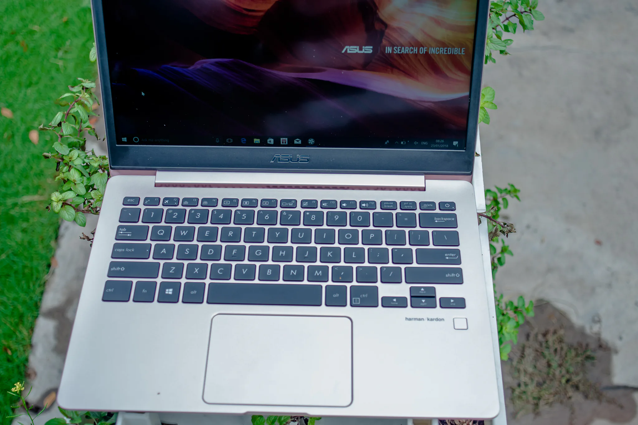 Trên tay ASUS ZenBook 13 UX331UAL: Nhẹ 985g, CPU thế hệ thứ 8, pin 15 tiếng