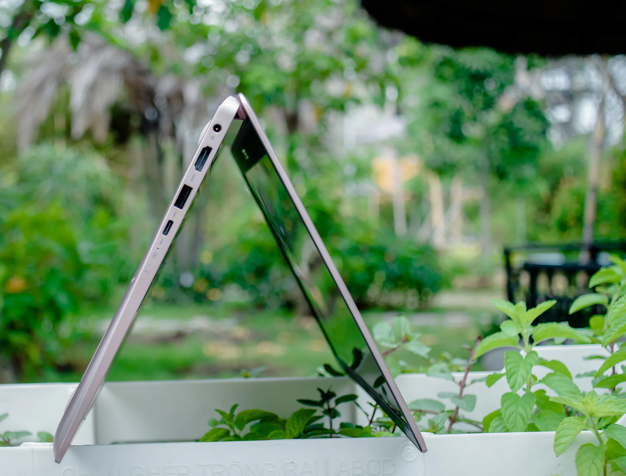 Trên tay ASUS ZenBook 13 UX331UAL: Nhẹ 985g, CPU thế hệ thứ 8, pin 15 tiếng
