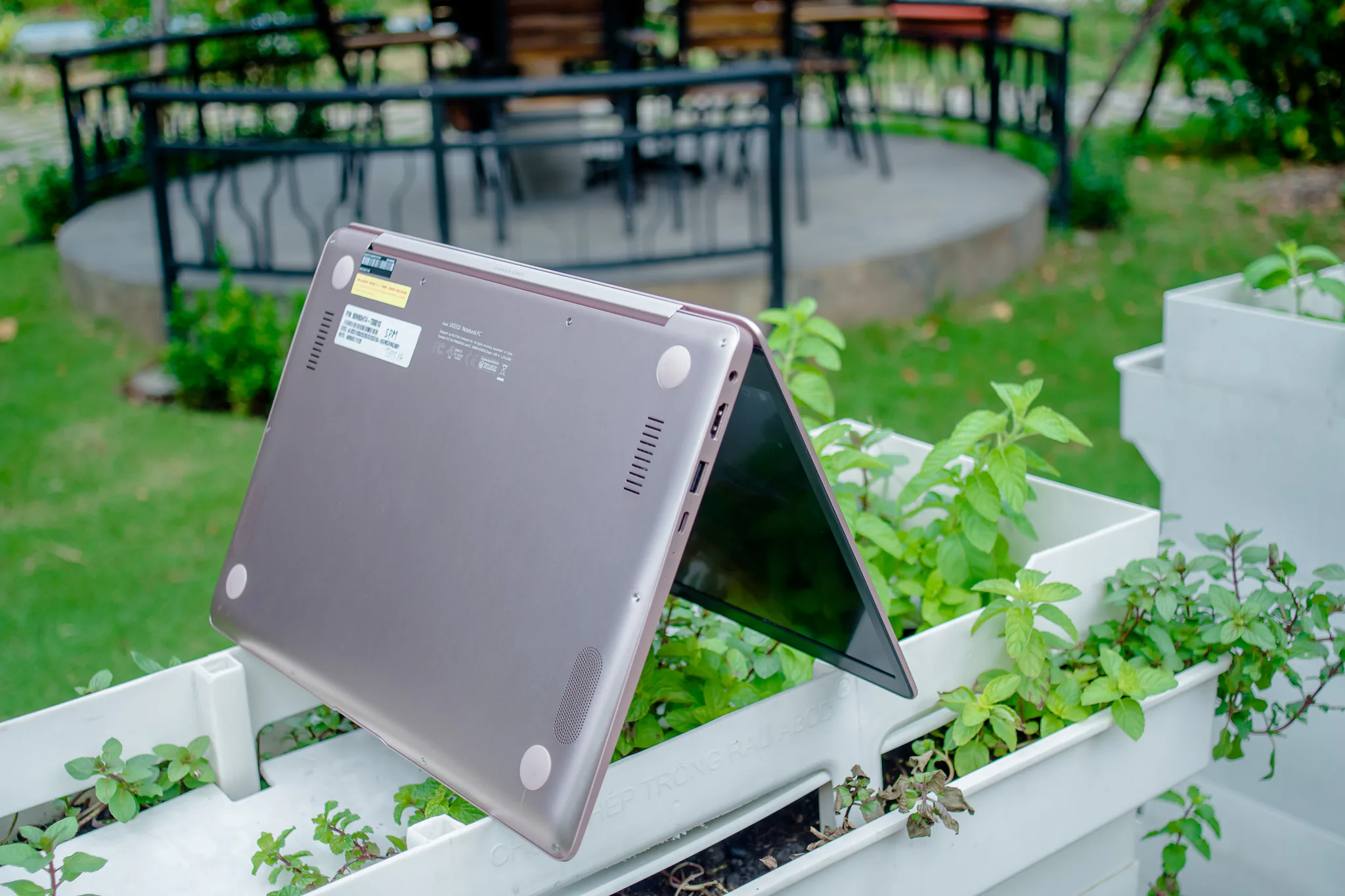 Trên tay ASUS ZenBook 13 UX331UAL: Nhẹ 985g, CPU thế hệ thứ 8, pin 15 tiếng