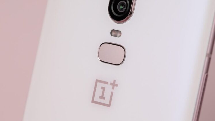 Trên tay OnePlus 6: Giống iPhone X, màn hình lớn, có tai thỏ 'mini' và có thể ẩn được