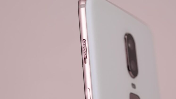 Trên tay OnePlus 6: Giống iPhone X, màn hình lớn, có tai thỏ 'mini' và có thể ẩn được