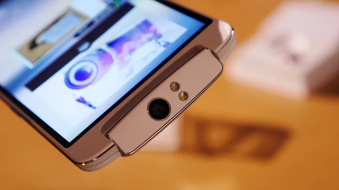 Những thay đổi kì lạ nhưng độc đáo từ chiếc camera selfie thế hệ đầu tiên cho đến ngày hôm nay