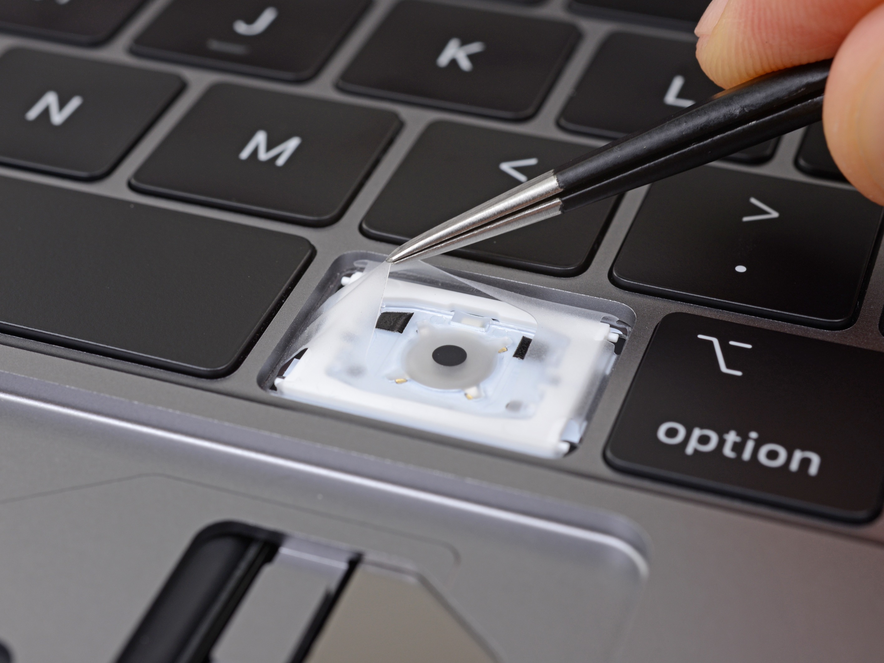 Apple xác nhận lớp màng silicon trong bàn phím bướm mới là để ngăn bụi lọt vào