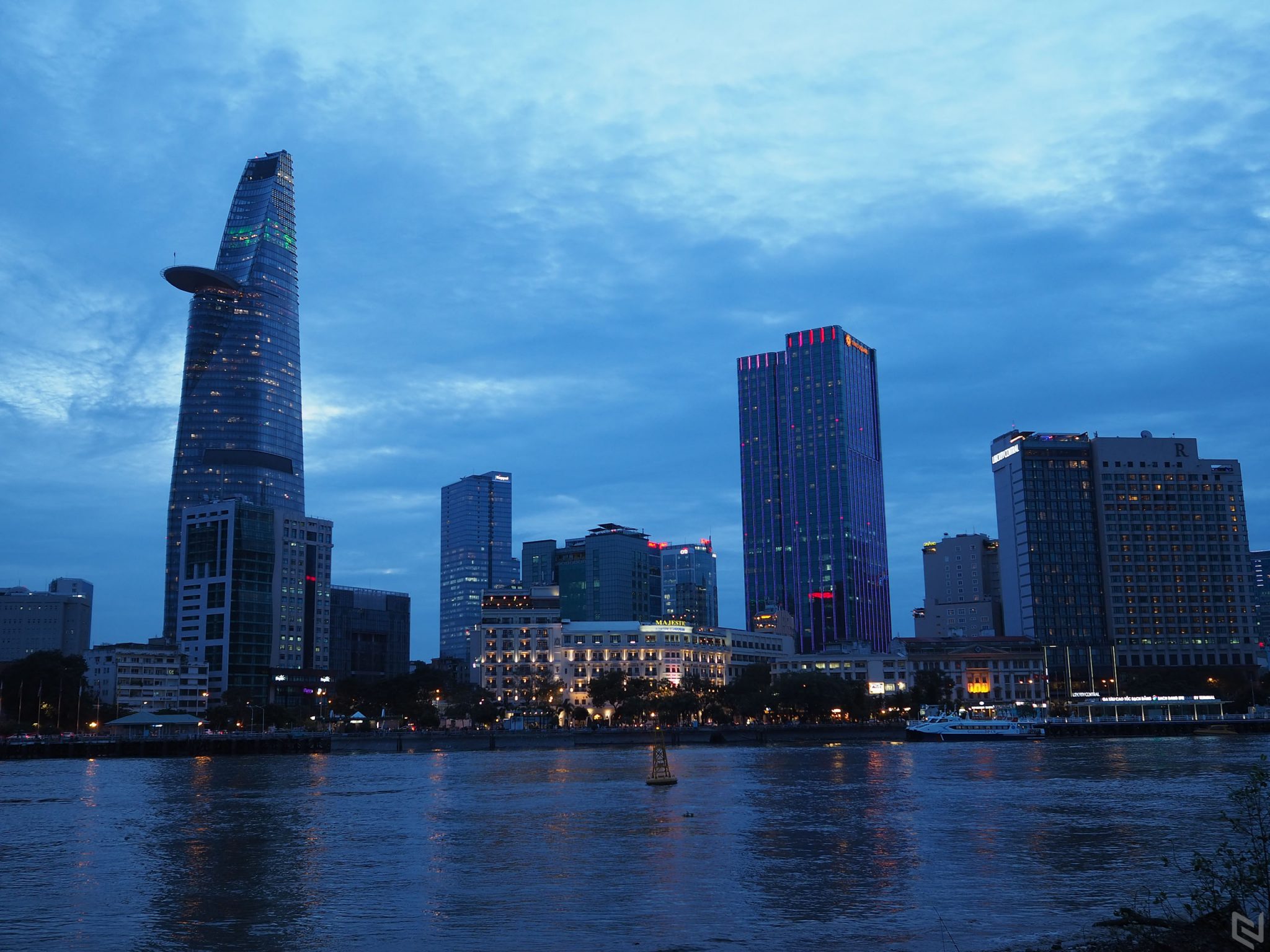 Dạo vòng quận 2 - Sài Gòn từ chiều đến tối với Olympus Pen E-PL9