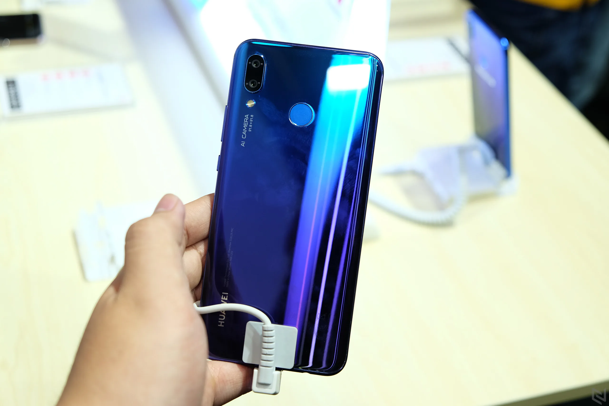 Huawei Nova 3i và Nova 3 với 4 camera AI chính thức ra mắt, giá từ 6.990.000 đồng