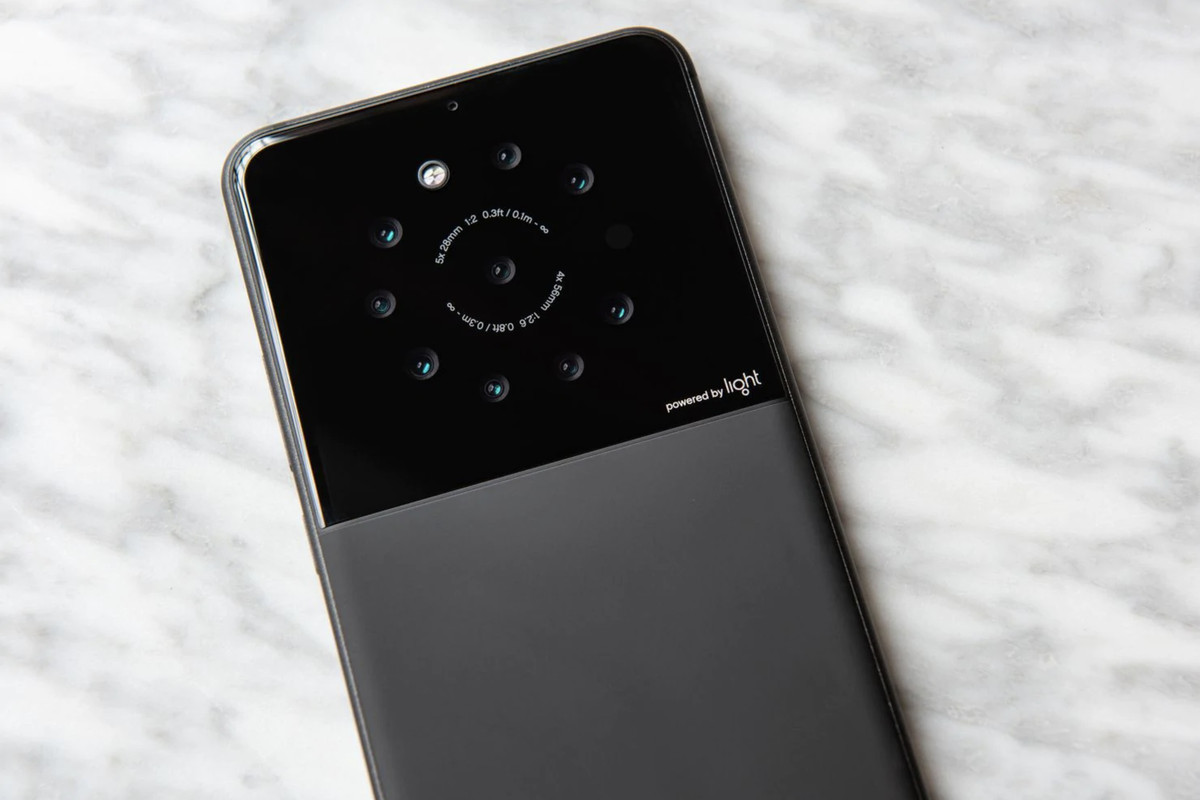 Light đang thử nghiệm một mẫu smartphone có 9 camera