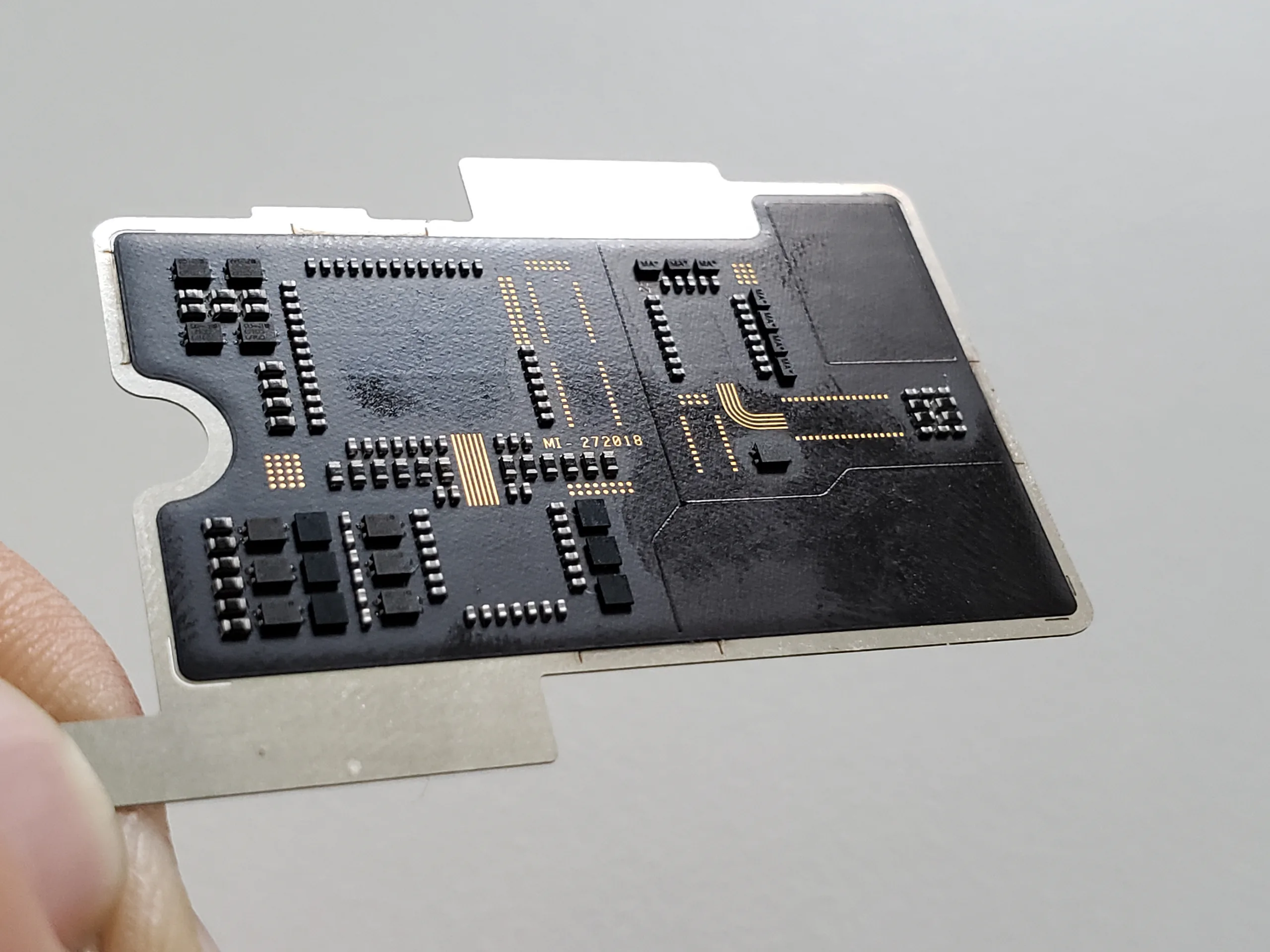 Mặt sau của Xiaomi Mi 8 Explorer Edittion vừa thật mà cũng vừa giả