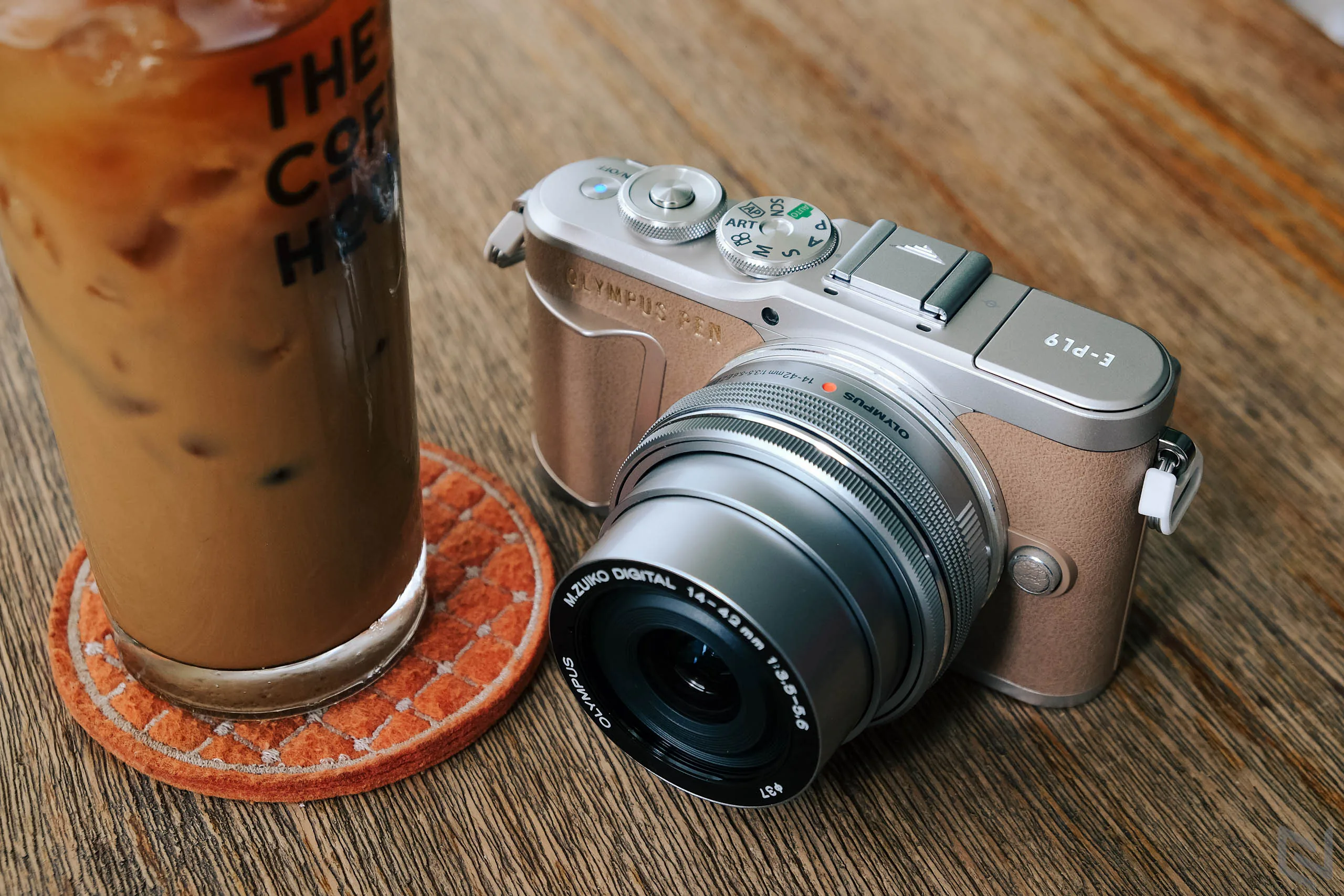 Trên tay Olympus Pen E-PL9: Hoài cổ xen lẫn hiện đại, nhiều nâng cấp đáng giá