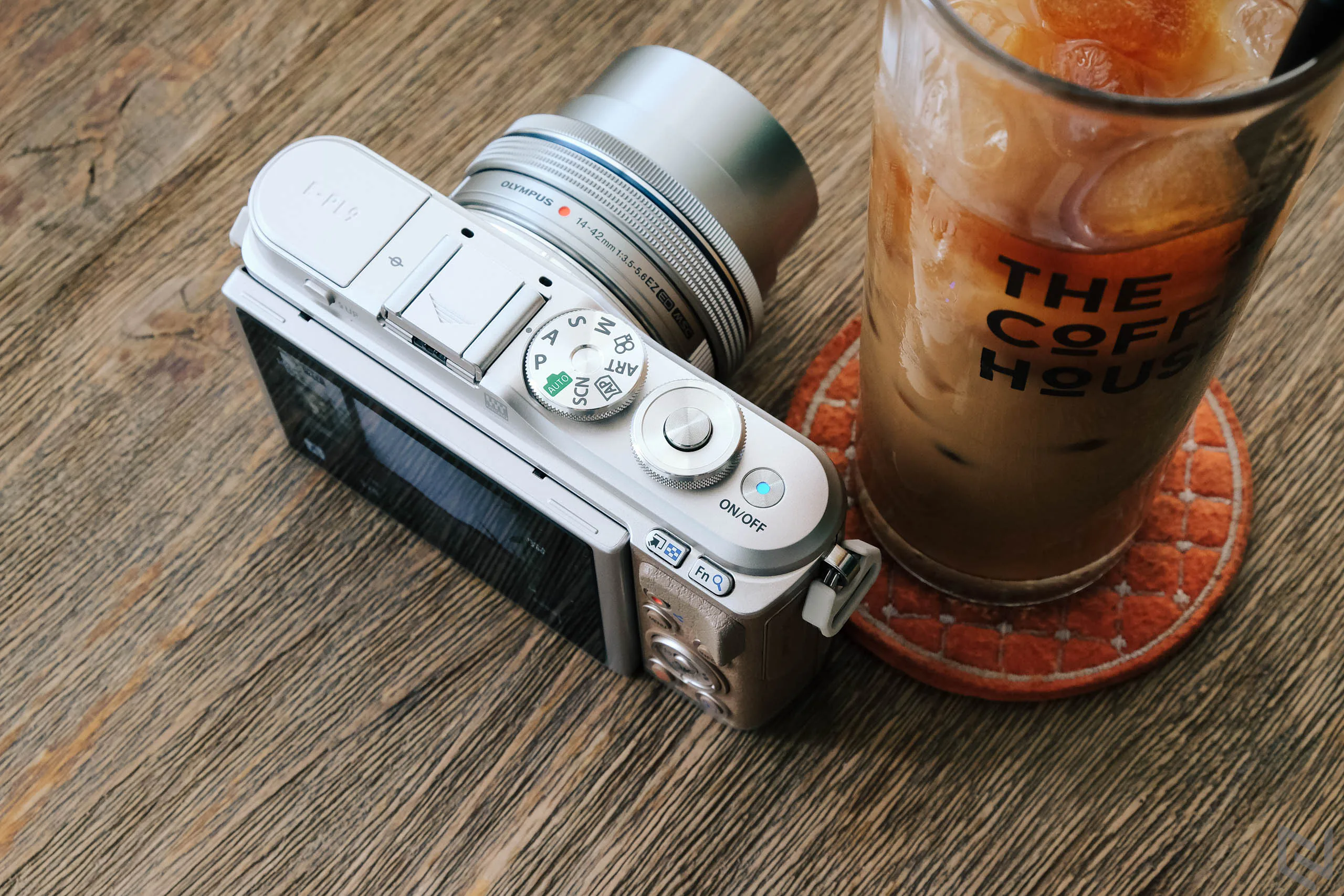 Trên tay Olympus Pen E-PL9: Hoài cổ xen lẫn hiện đại, nhiều nâng cấp đáng giá