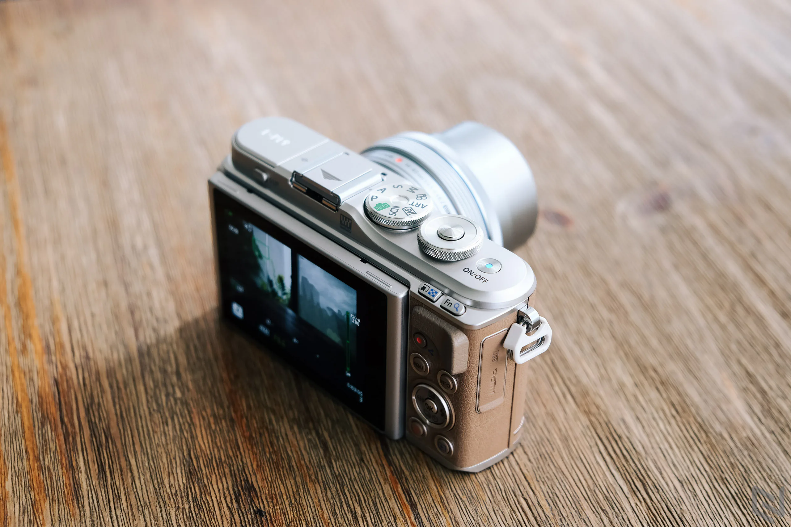 Trên tay Olympus Pen E-PL9: Hoài cổ xen lẫn hiện đại, nhiều nâng cấp đáng giá