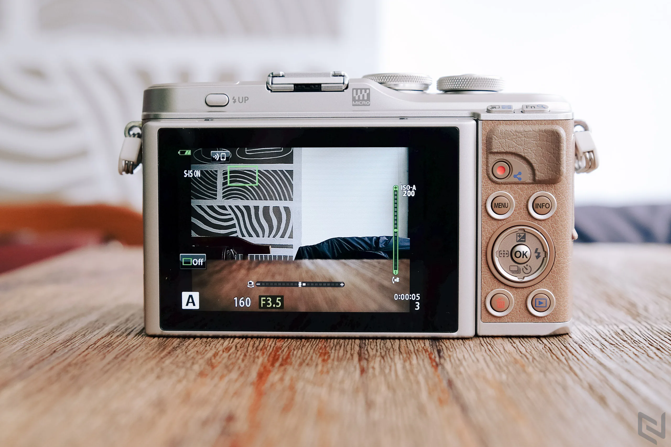 Trên tay Olympus Pen E-PL9: Hoài cổ xen lẫn hiện đại, nhiều nâng cấp đáng giá