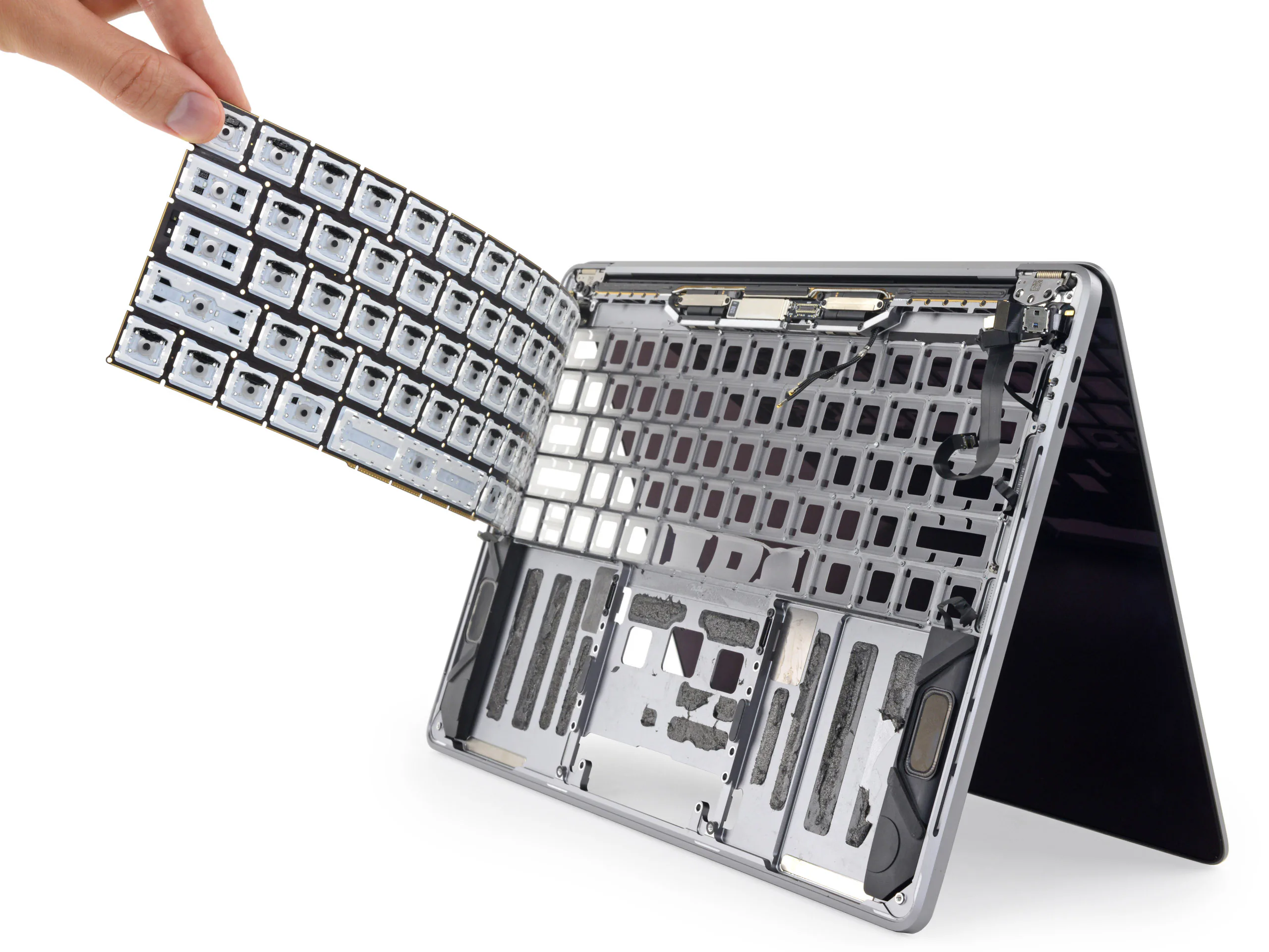 Thử nghiệm cách hoạt động của lớp màng silicon trong bàn phím mới của MacBook Pro 2018