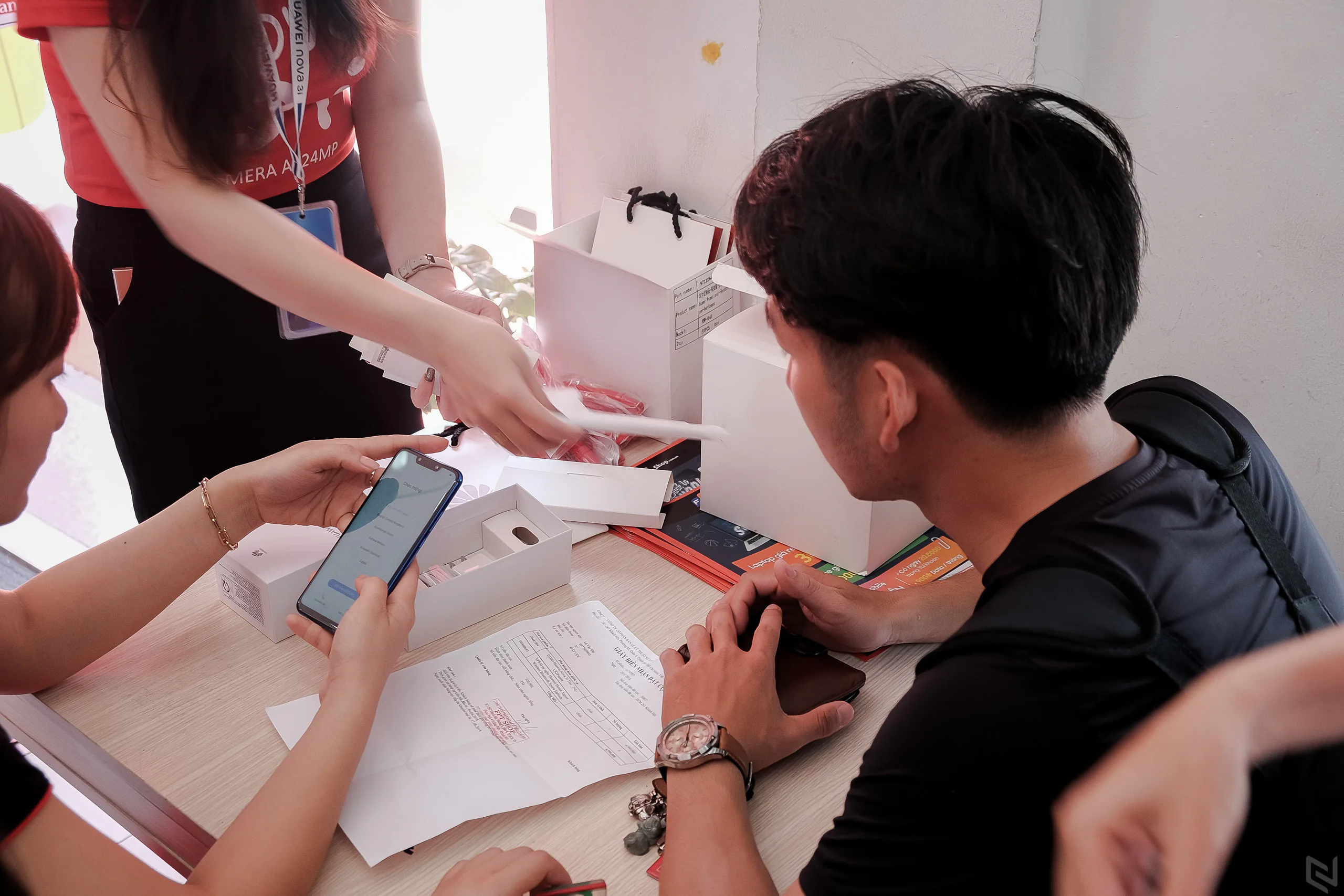 FPT mở bán Huawei Nova 3i, tặng thêm 200 sạc dự phòng Energizer