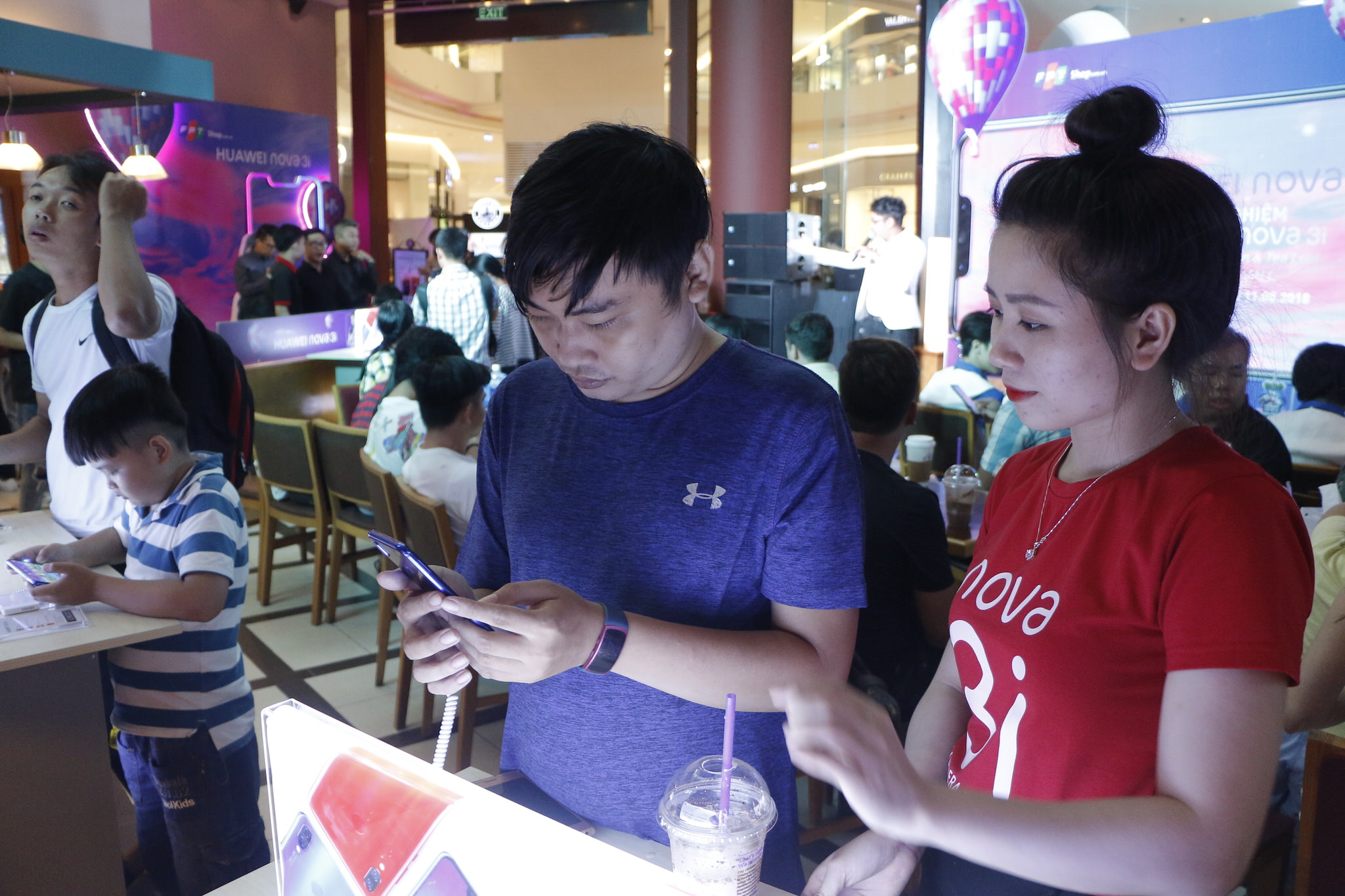 Đông đảo người dùng tham dự tech offline Huawei Nova 3i cùng FPT Shop