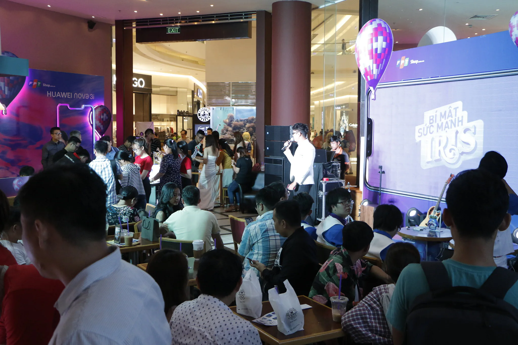 Đông đảo người dùng tham dự tech offline Huawei Nova 3i cùng FPT Shop