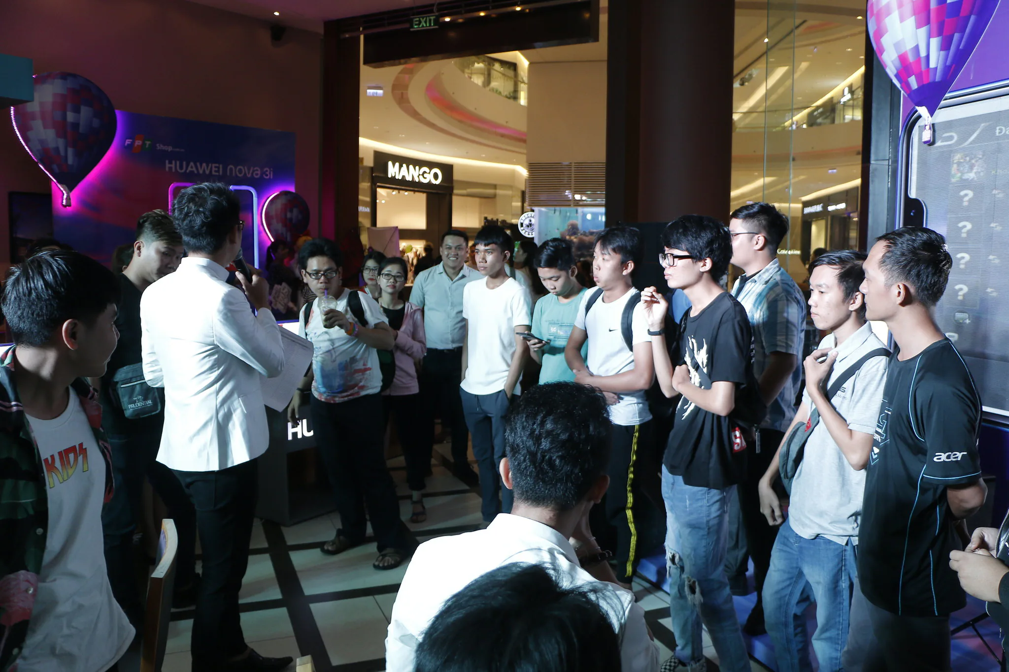Đông đảo người dùng tham dự tech offline Huawei Nova 3i cùng FPT Shop