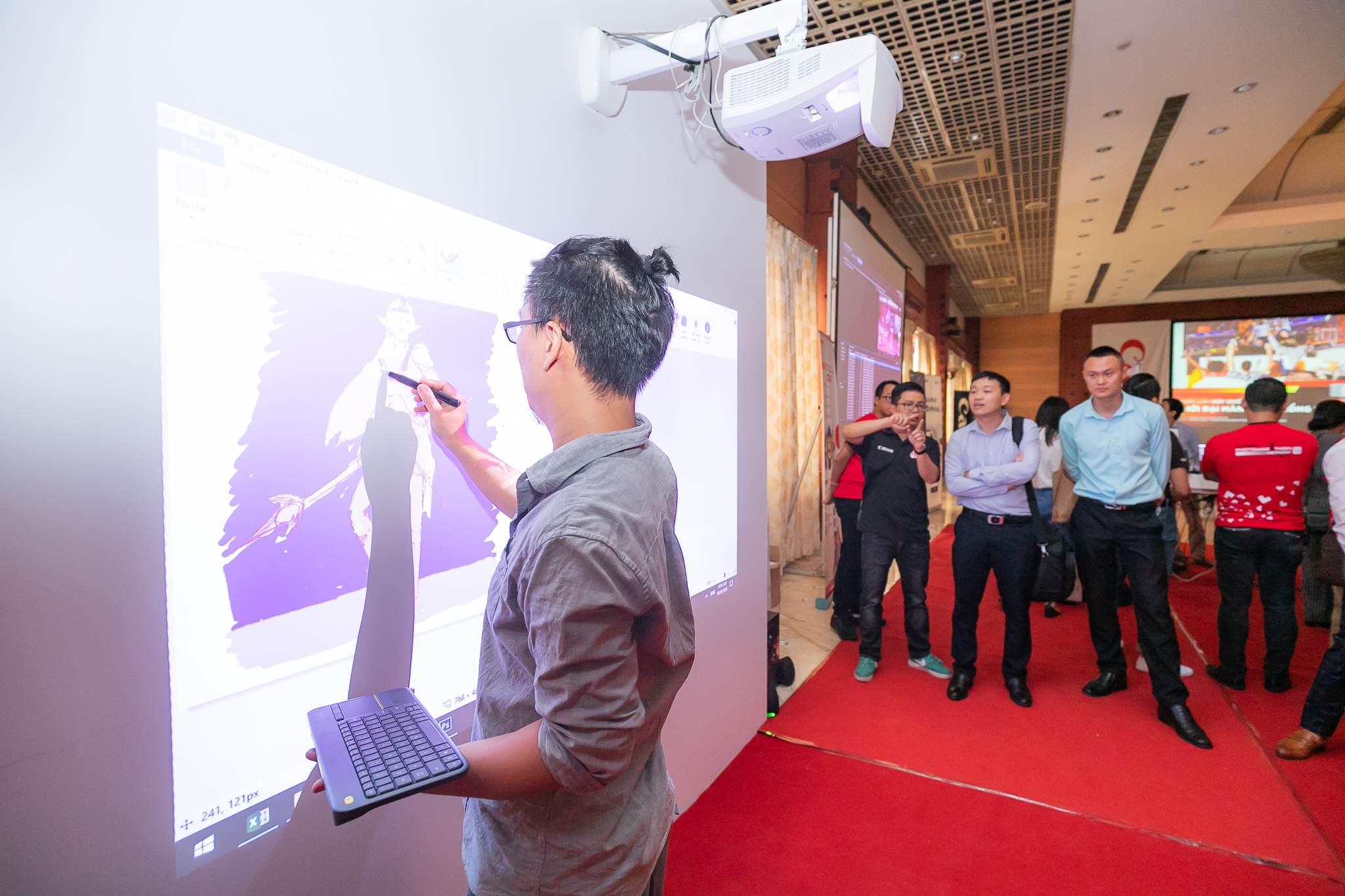 Canon trình diễn những máy chiếu đỉnh nhất làm nên “Thời đại màn hình khổng lồ” tại Hà Nội